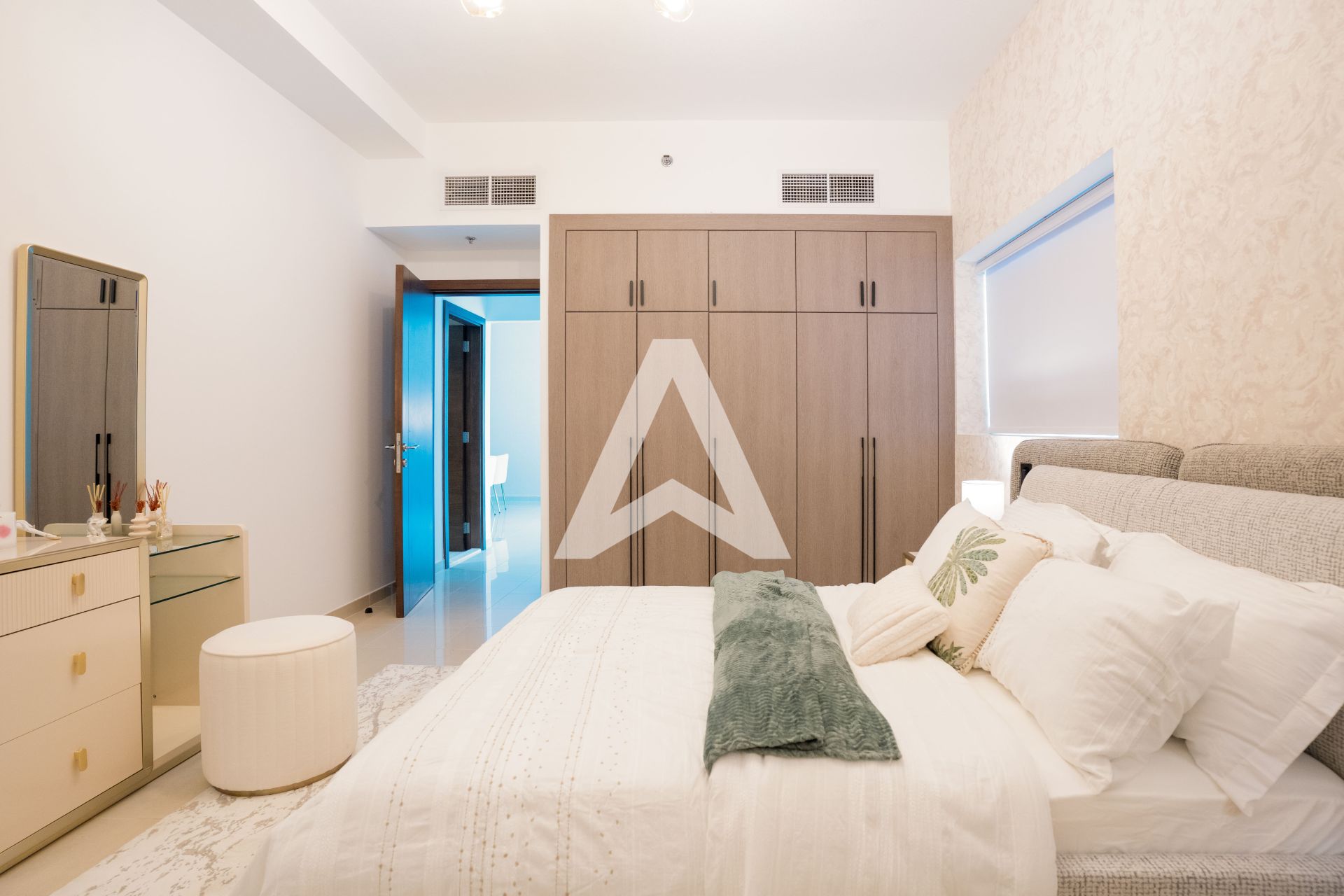 Displayed image from the thumbnail slider