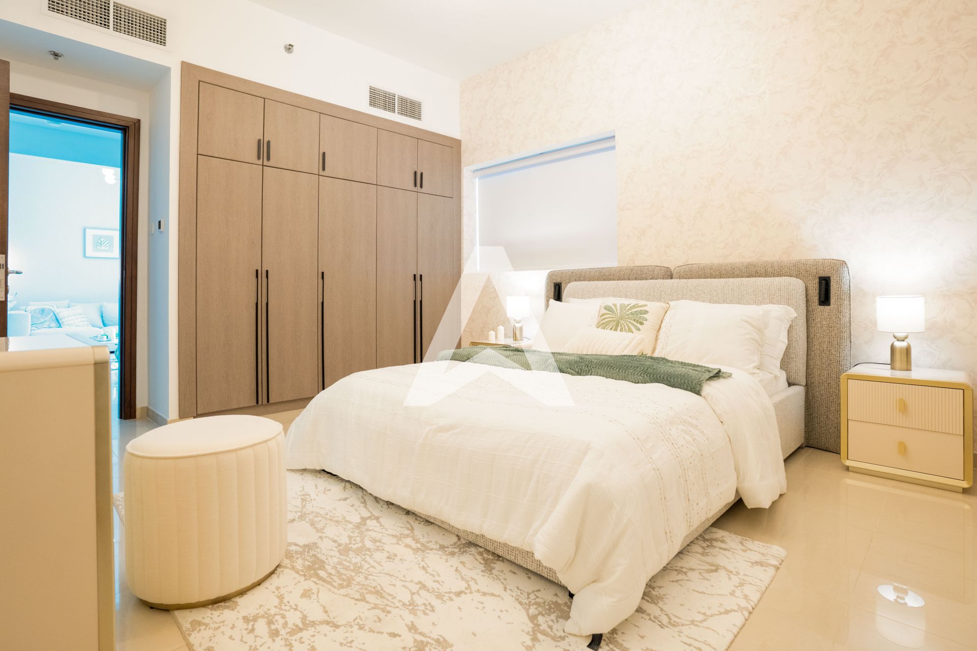 Displayed image from the thumbnail slider