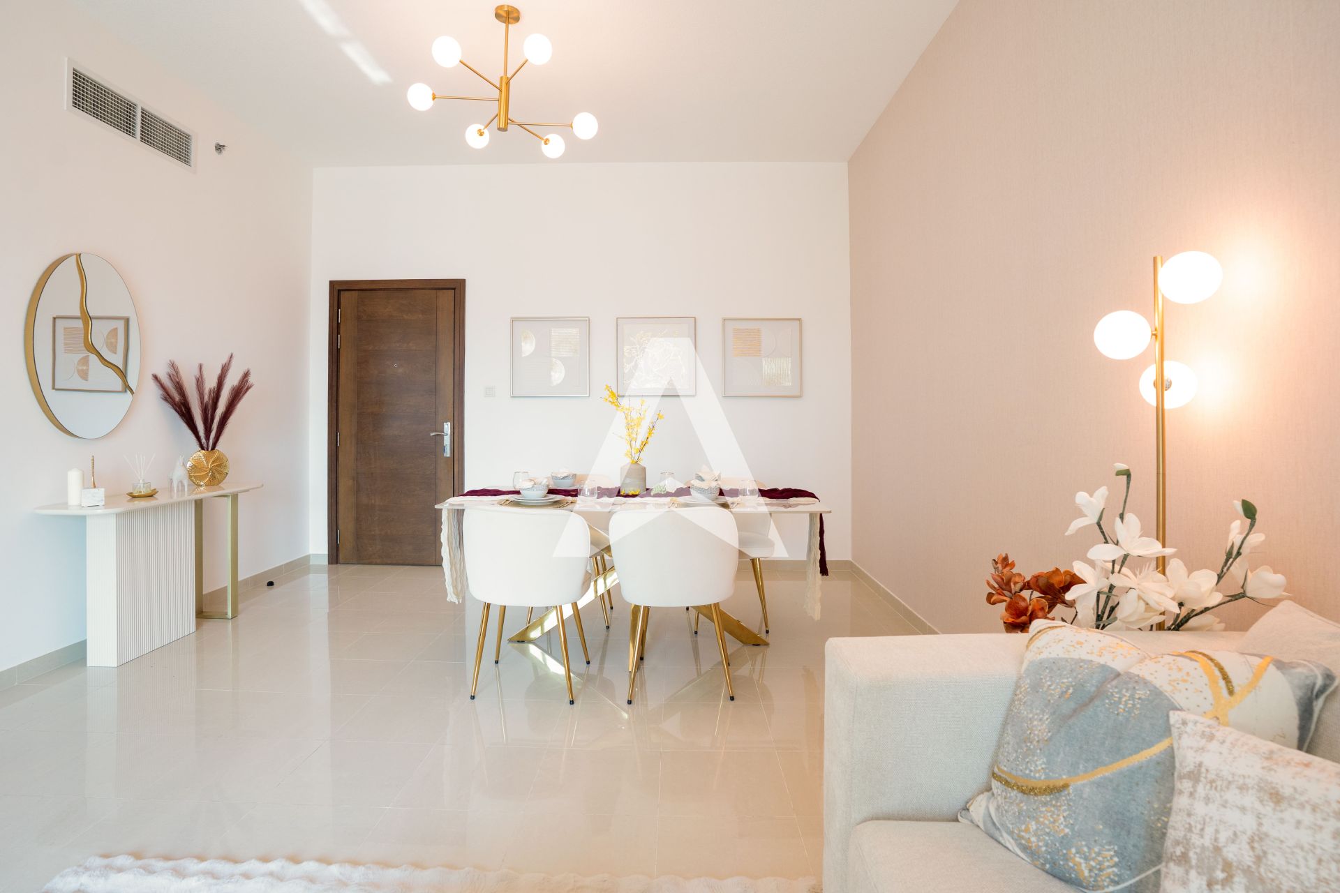 Displayed image from the thumbnail slider