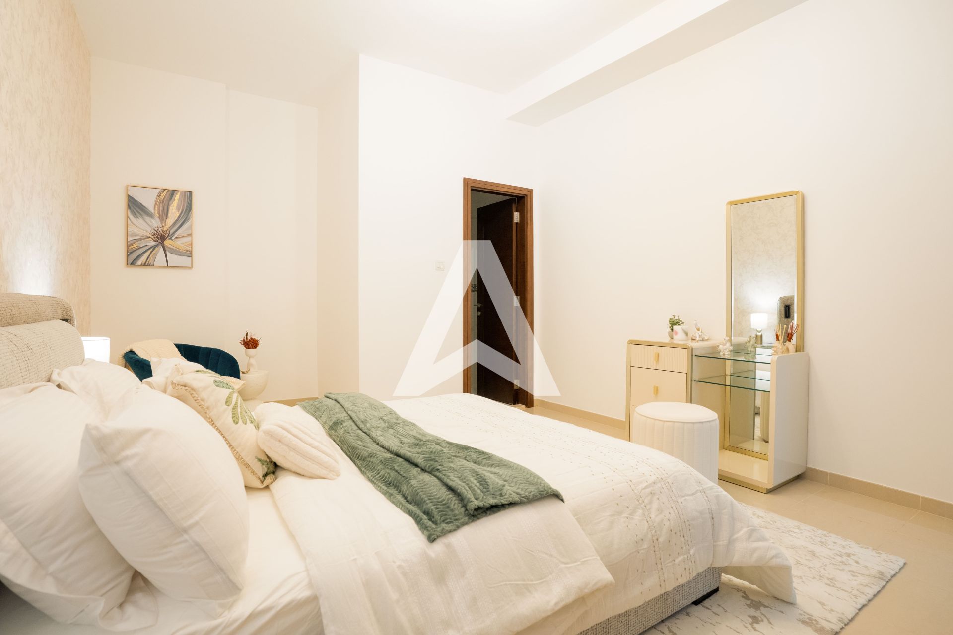 Displayed image from the thumbnail slider