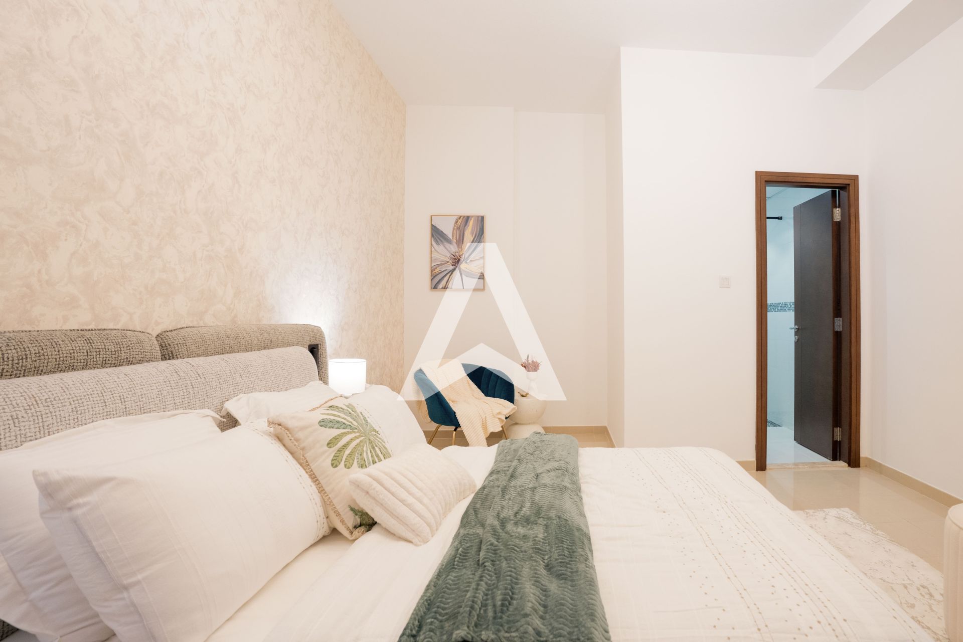 Displayed image from the thumbnail slider