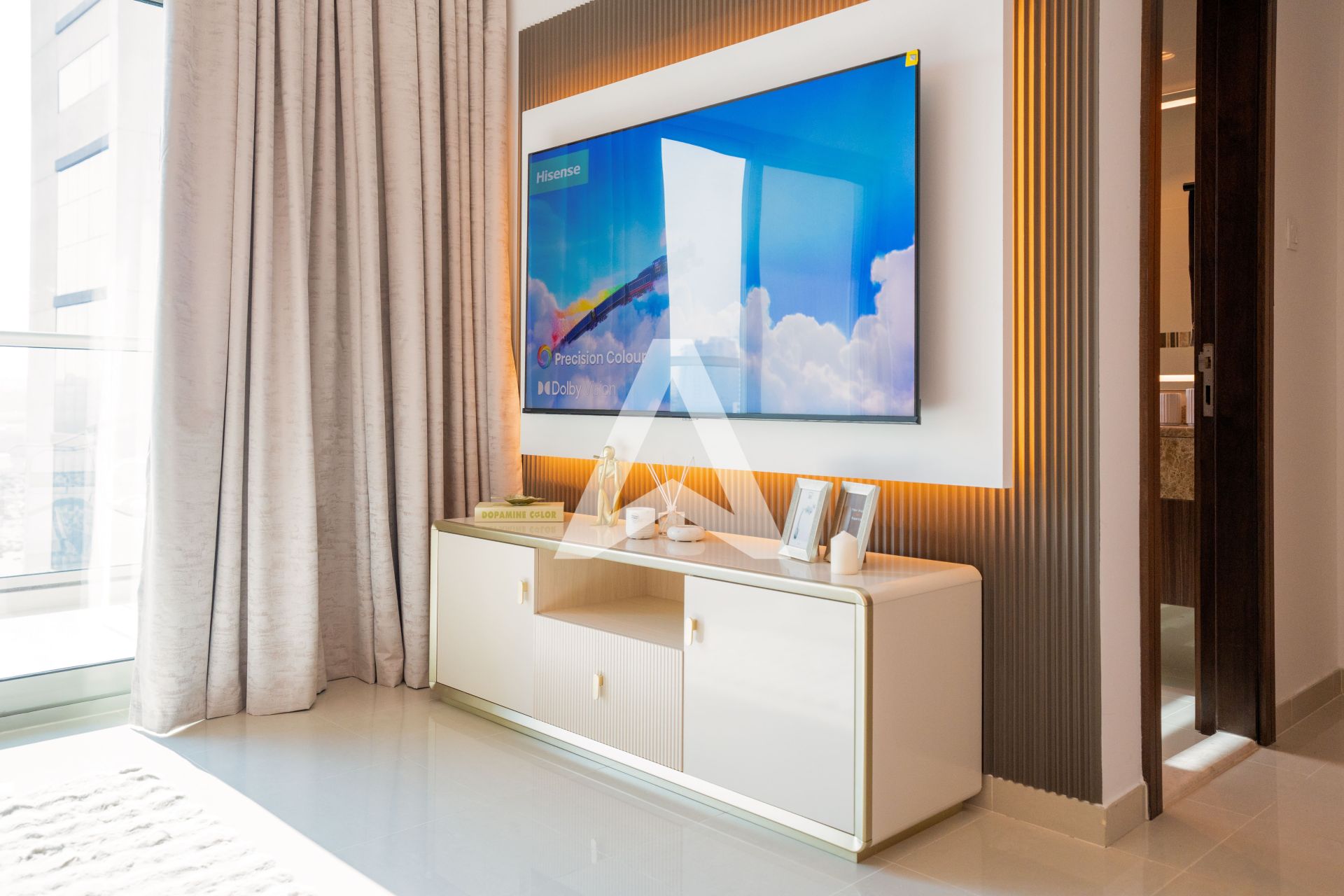 Displayed image from the thumbnail slider