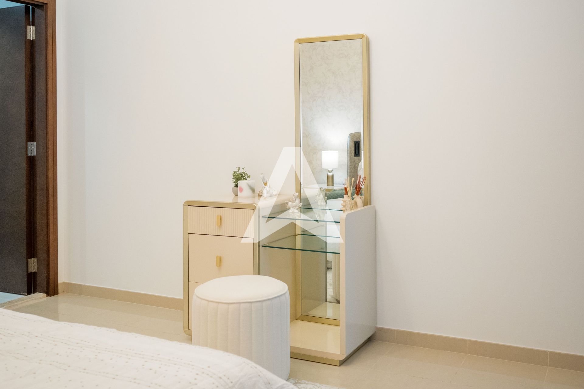 Displayed image from the thumbnail slider