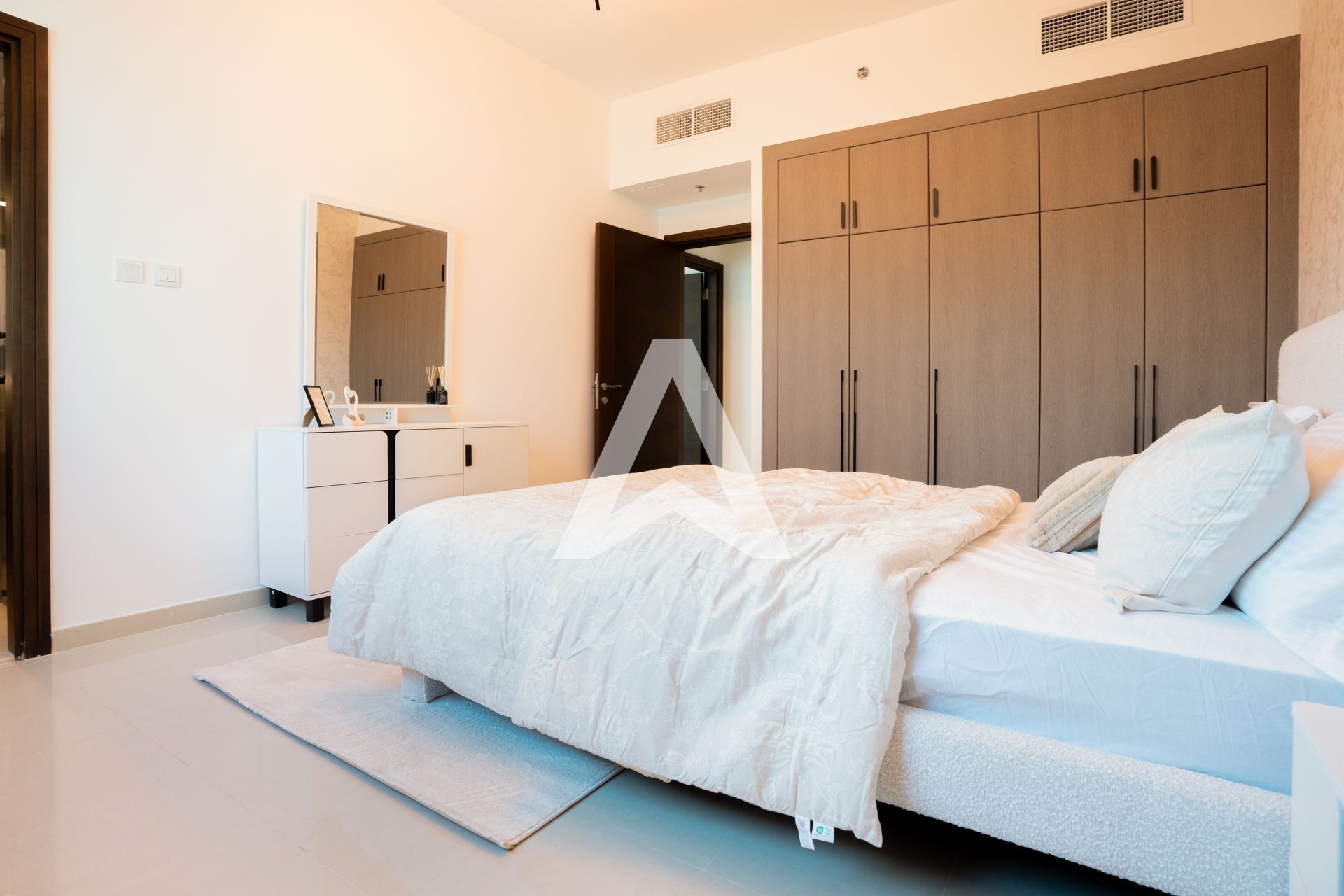 Displayed image from the thumbnail slider