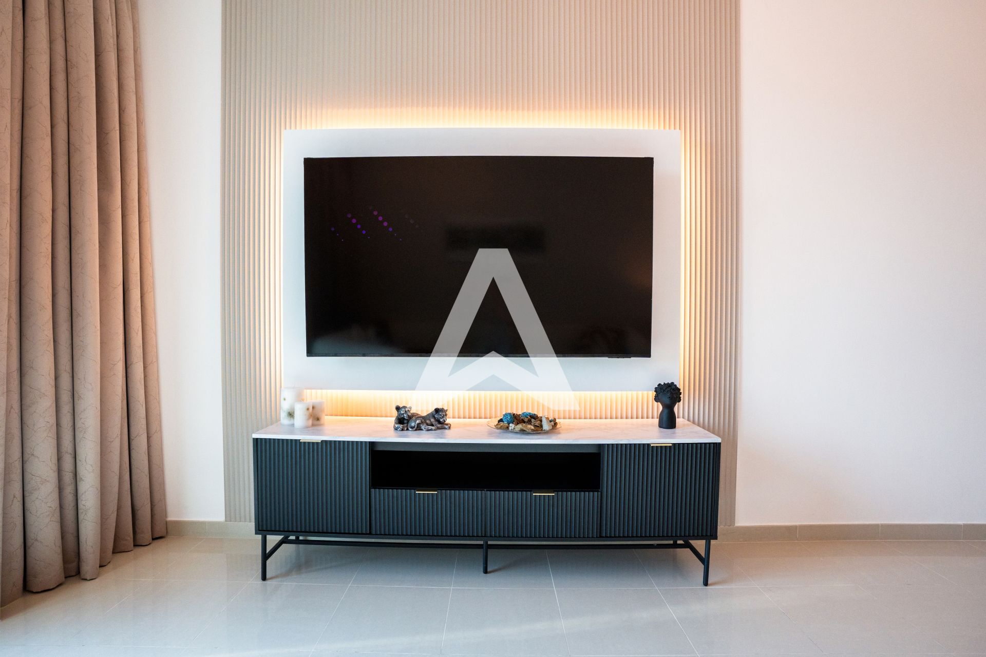 Displayed image from the thumbnail slider