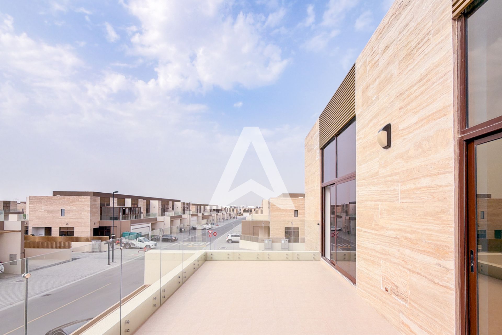 Displayed image from the thumbnail slider