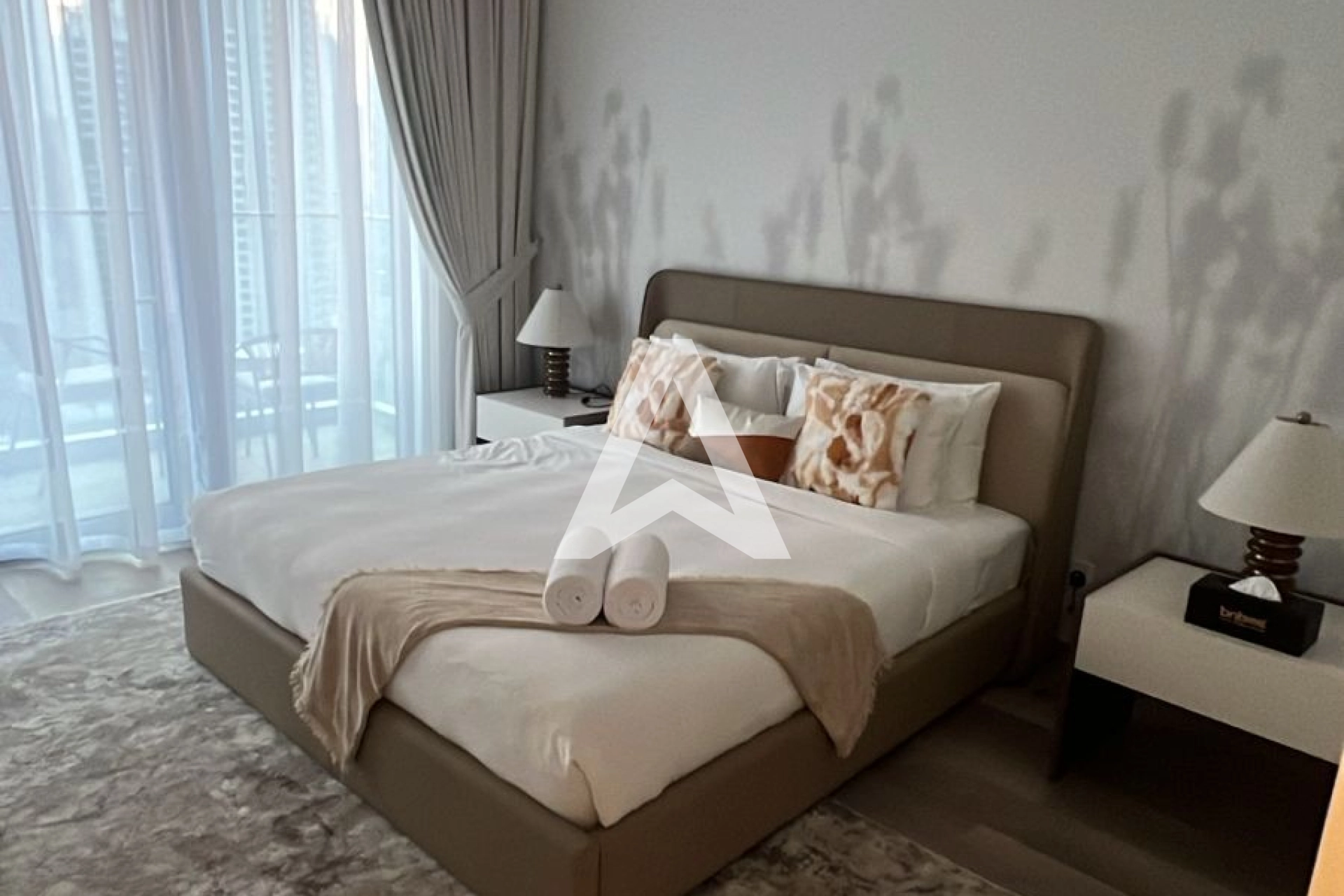 Displayed image from the thumbnail slider