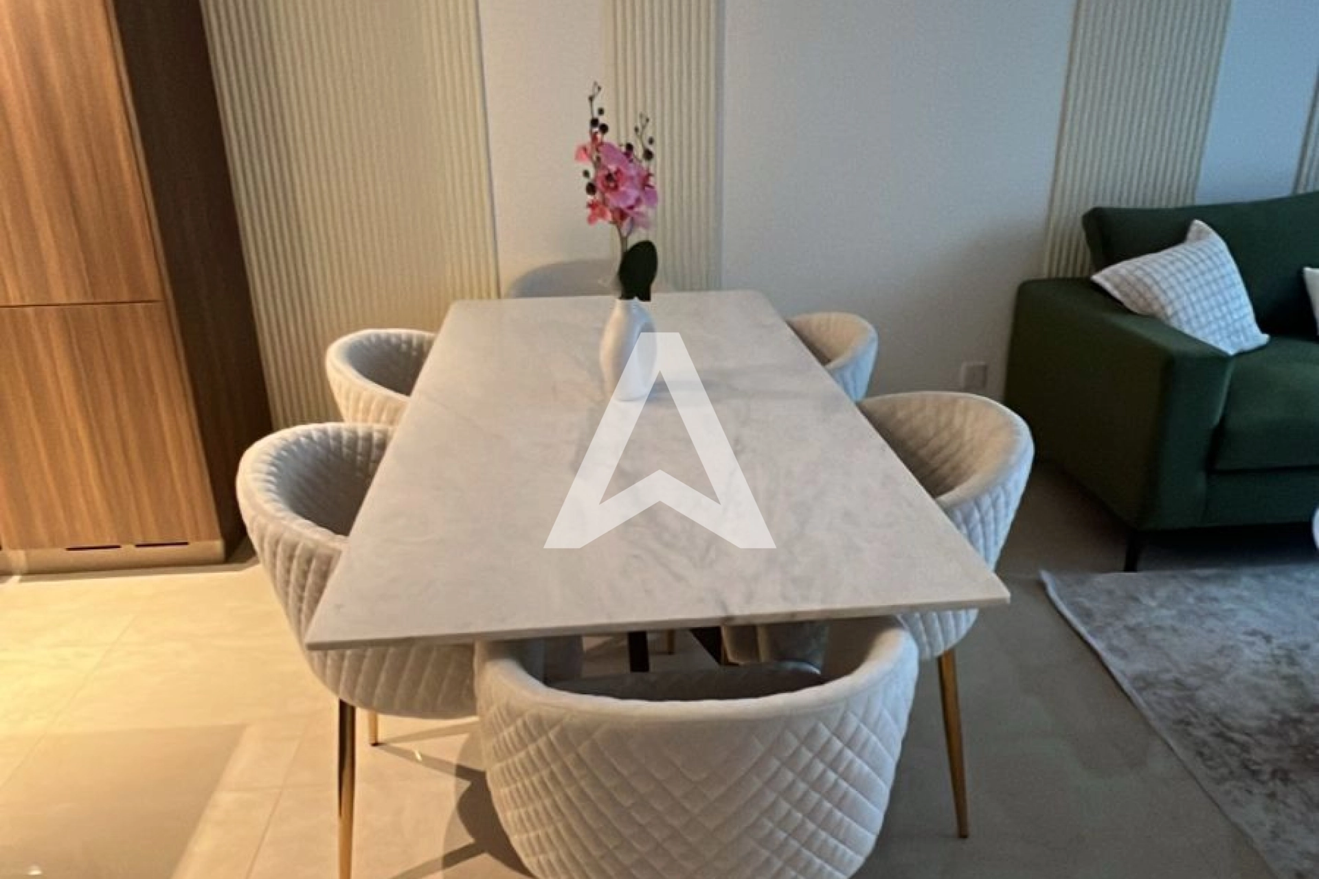 Displayed image from the thumbnail slider