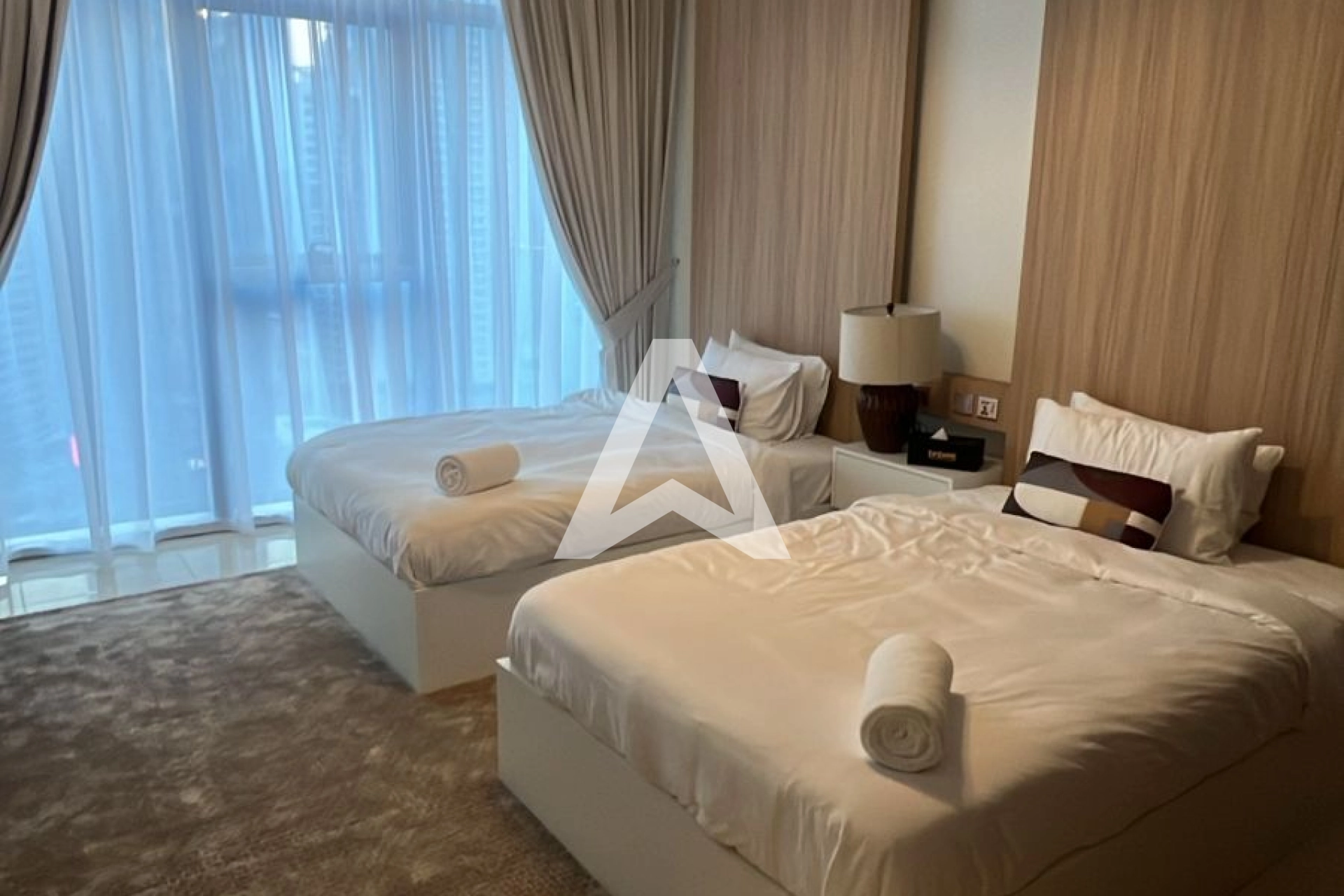 Displayed image from the thumbnail slider