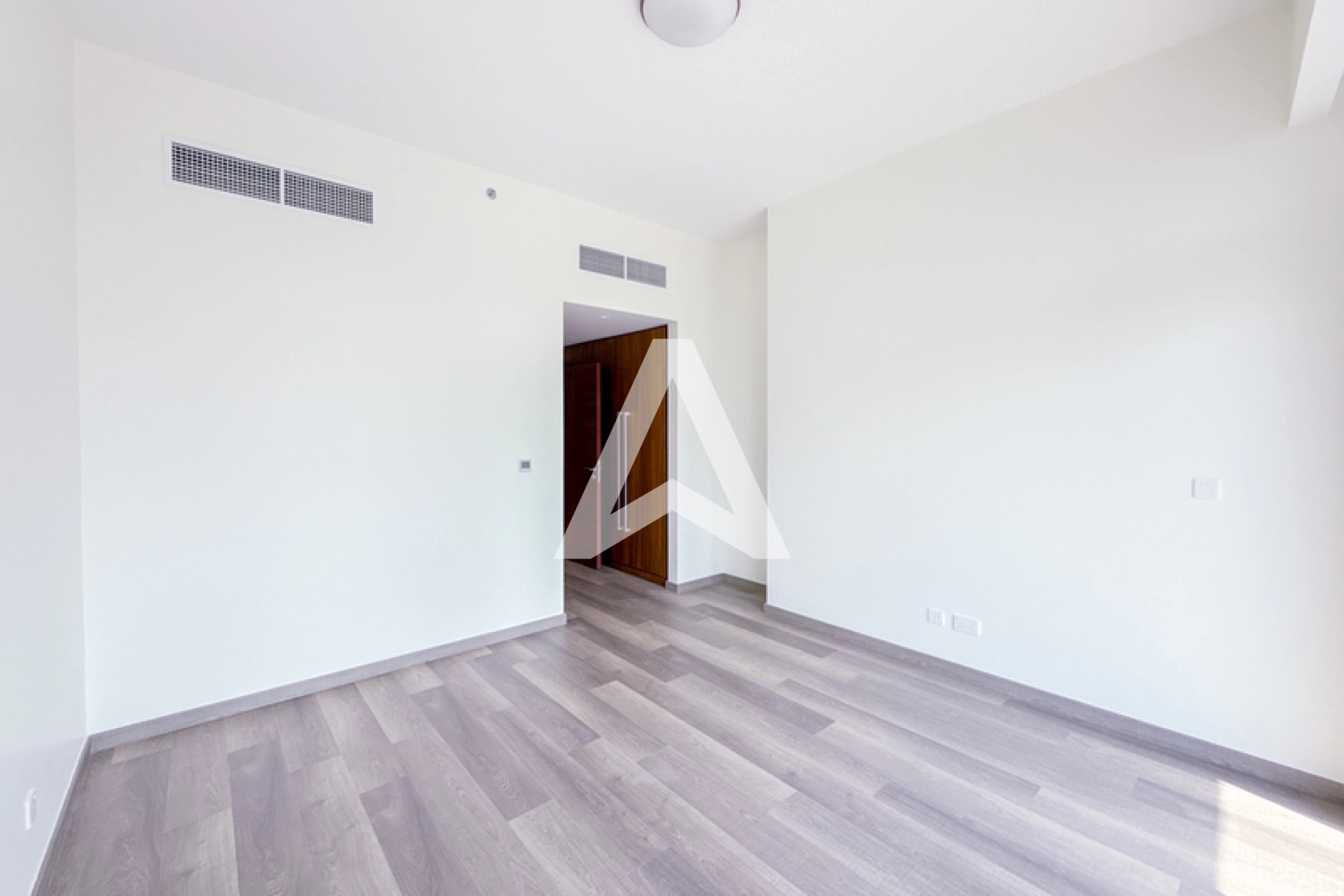 Displayed image from the thumbnail slider