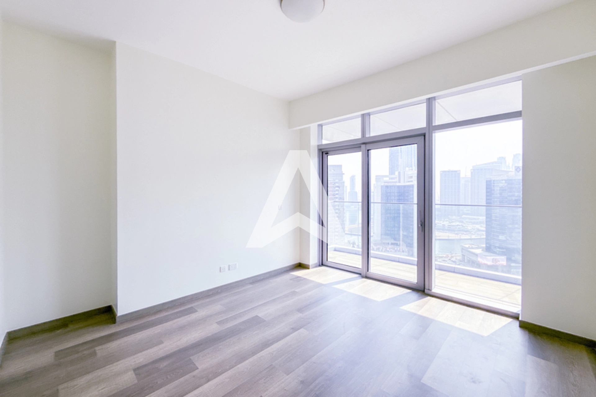 Displayed image from the thumbnail slider