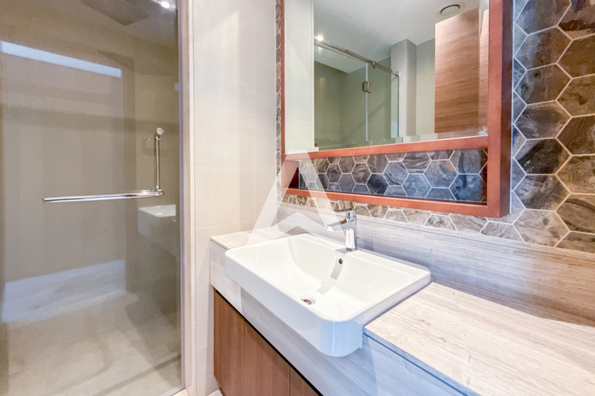 Displayed image from the thumbnail slider