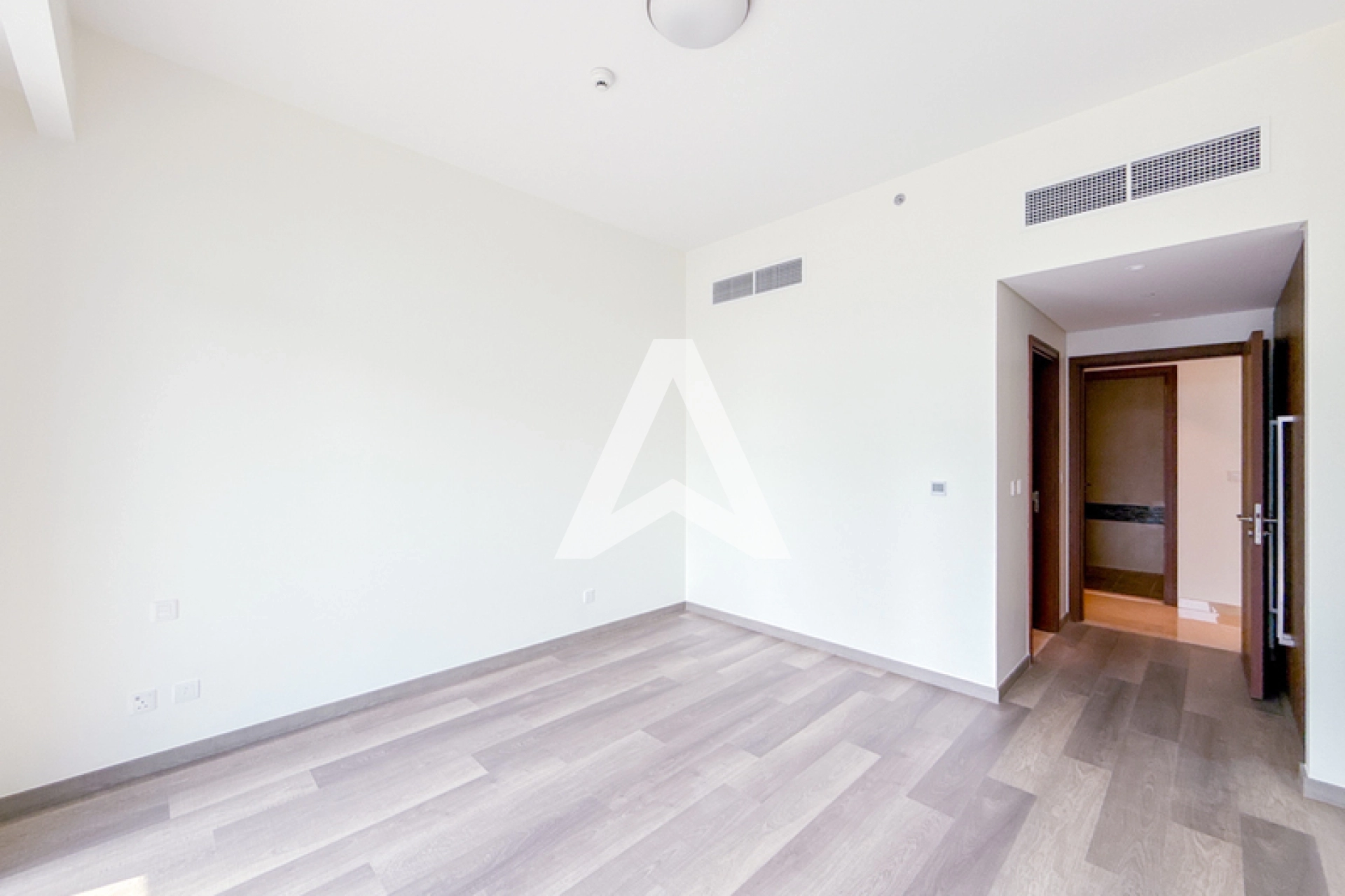 Displayed image from the thumbnail slider