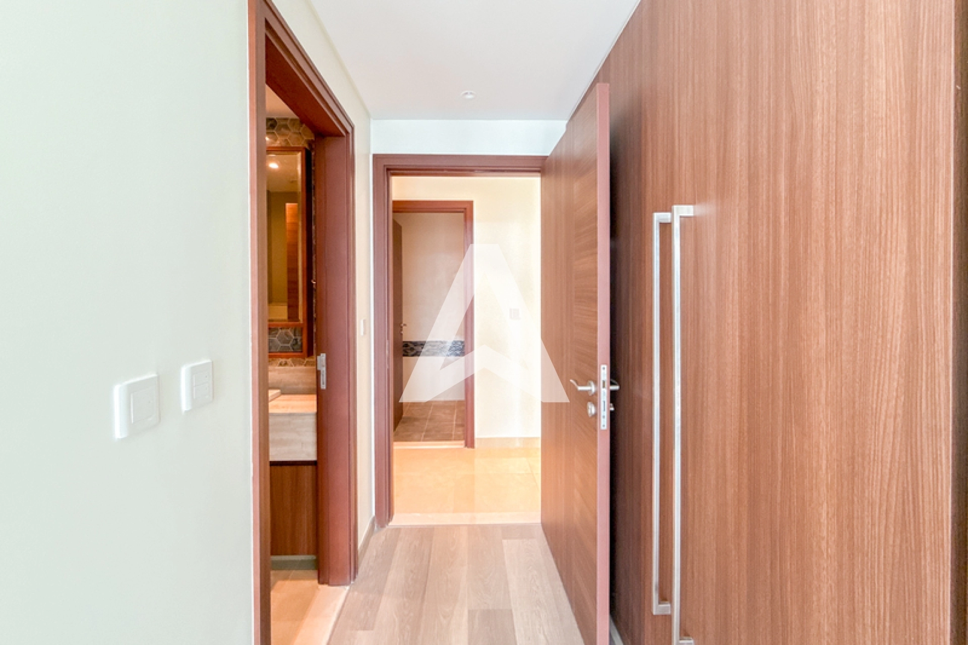 Displayed image from the thumbnail slider