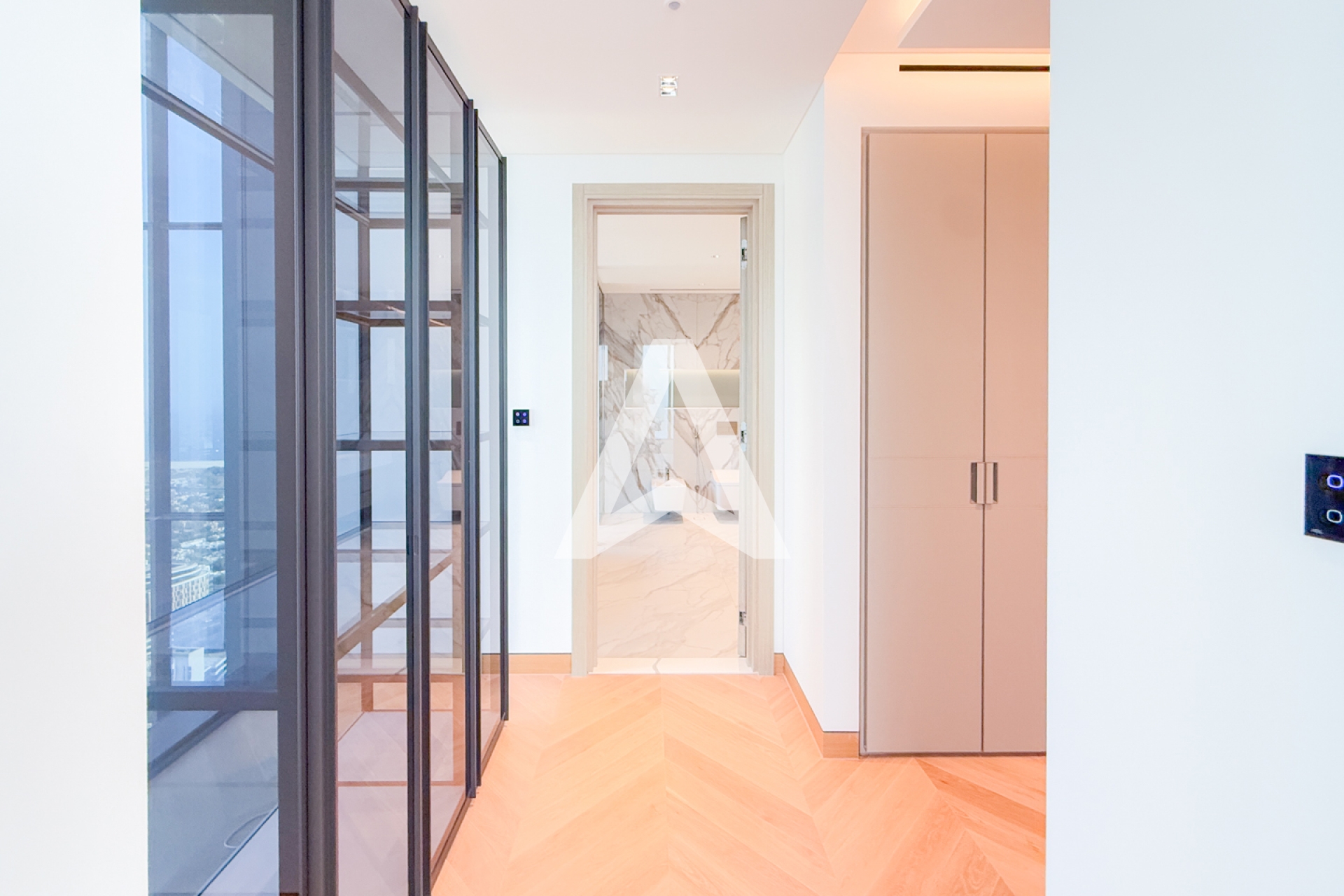 Displayed image from the thumbnail slider