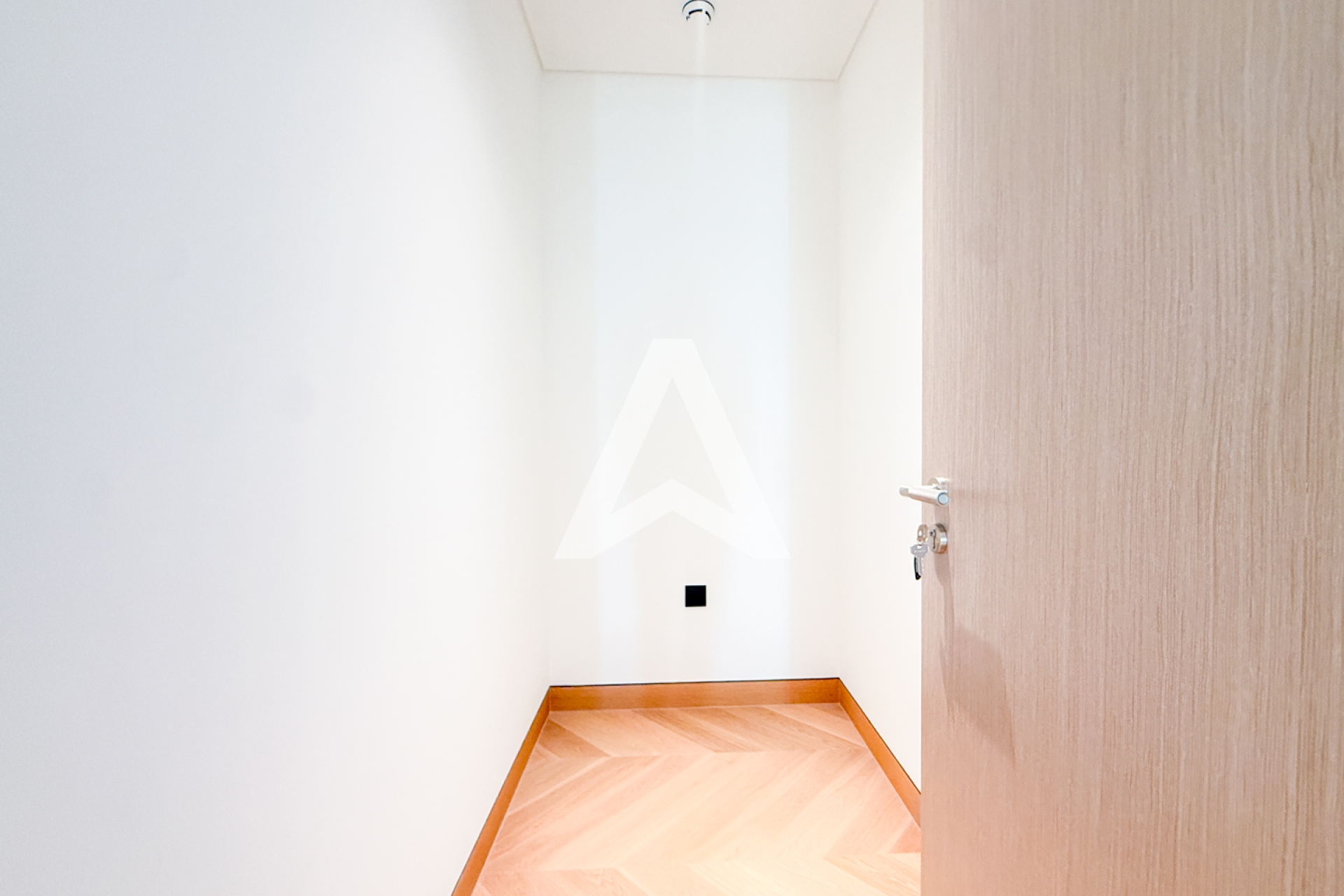 Displayed image from the thumbnail slider