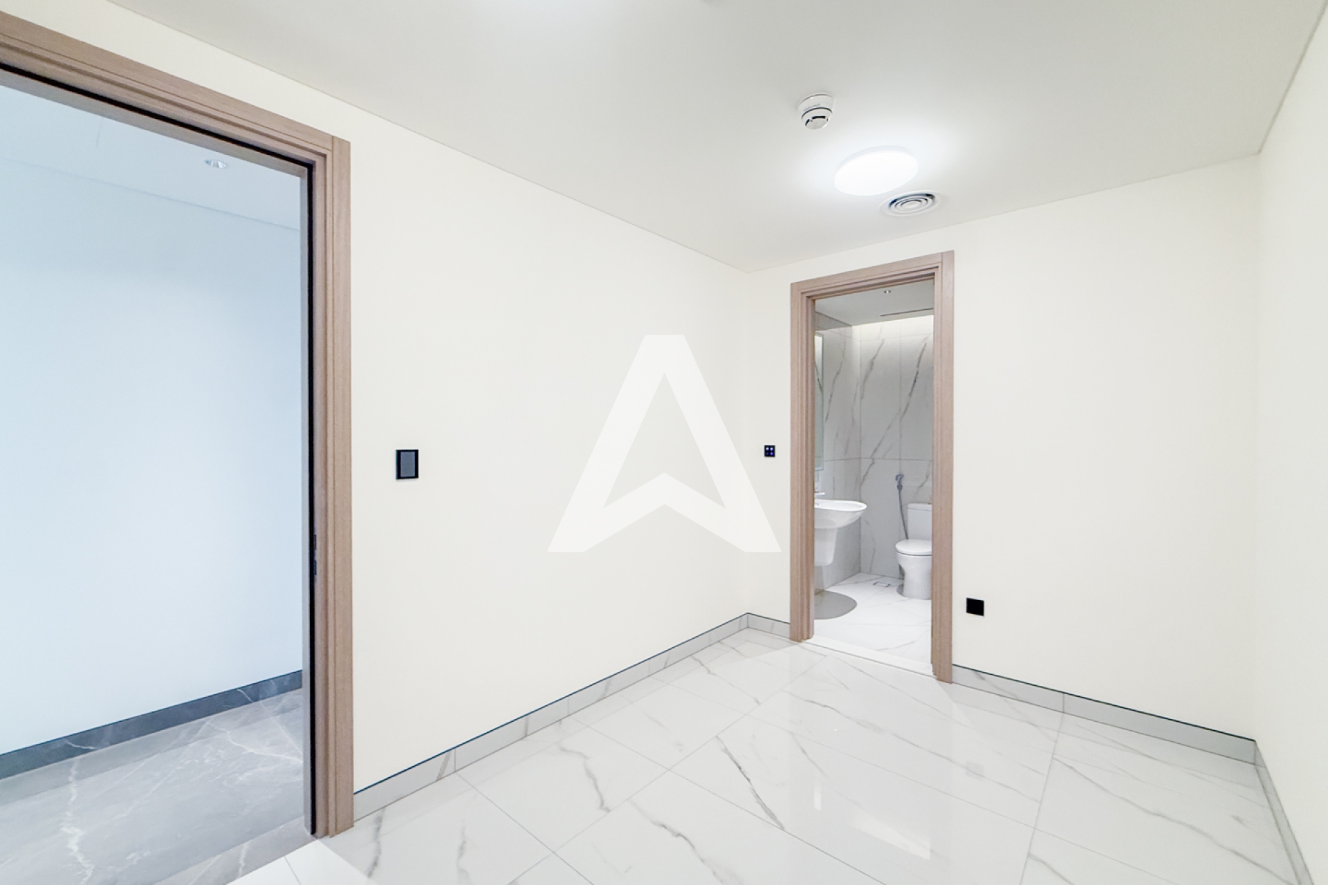 Displayed image from the thumbnail slider