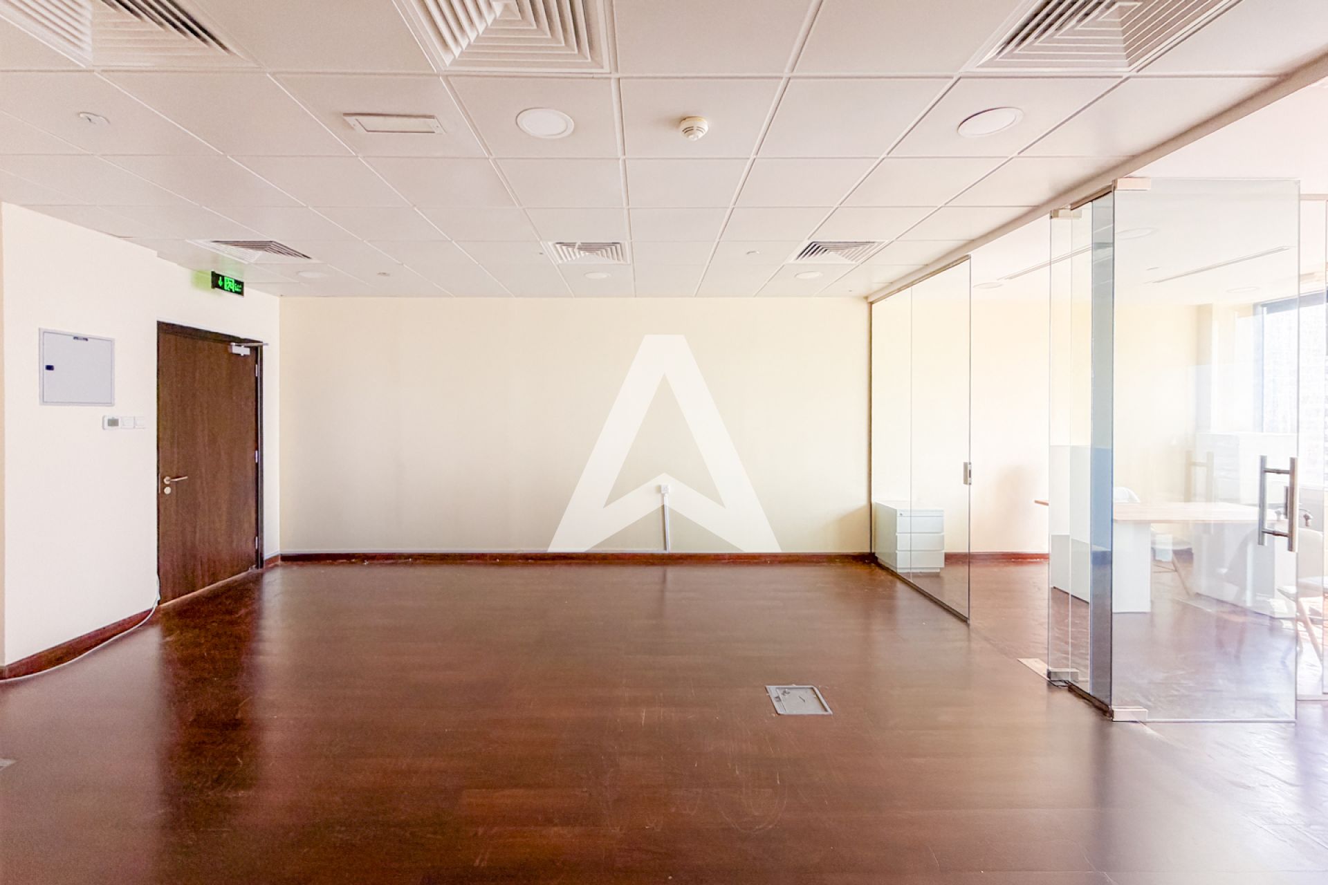 Displayed image from the thumbnail slider