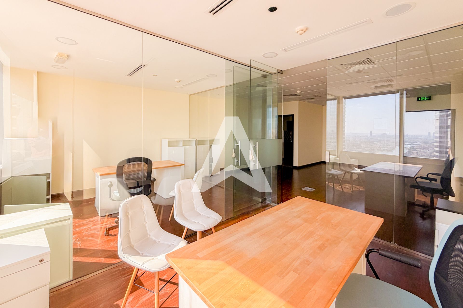 Displayed image from the thumbnail slider