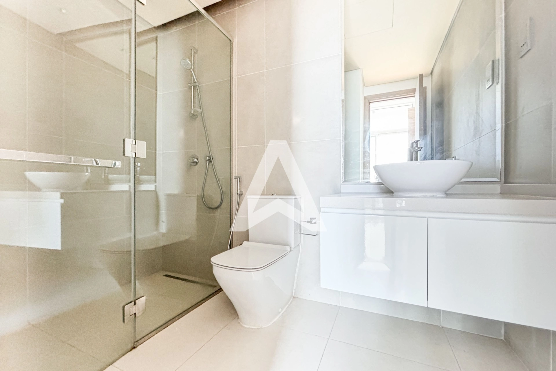 Displayed image from the thumbnail slider