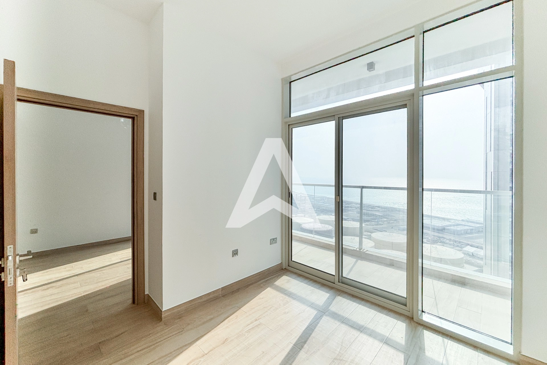 Displayed image from the thumbnail slider