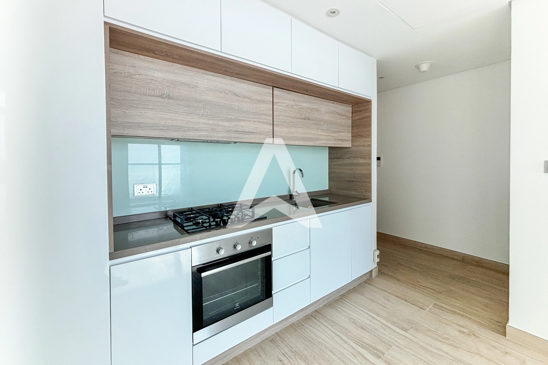 Displayed image from the thumbnail slider