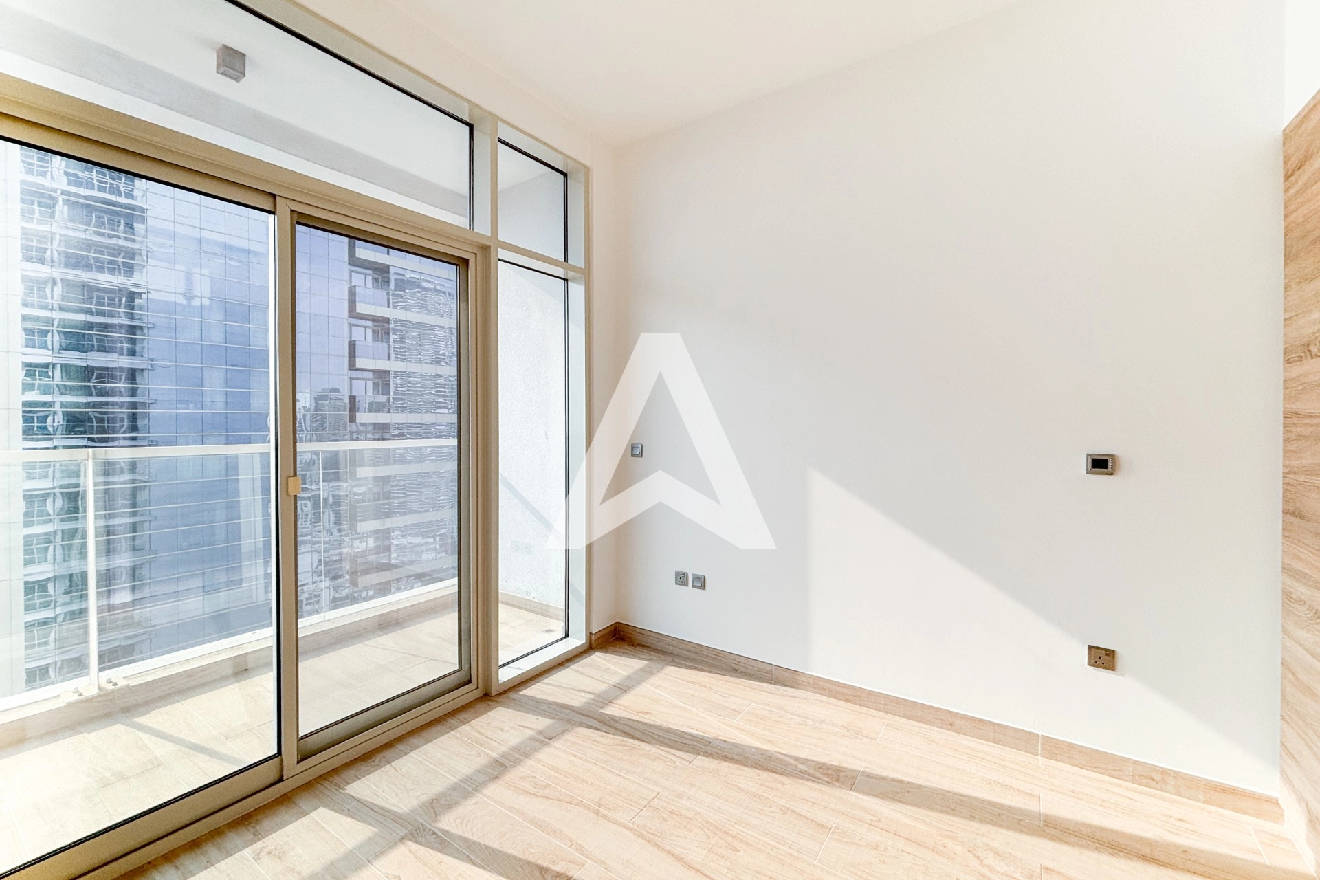 Displayed image from the thumbnail slider