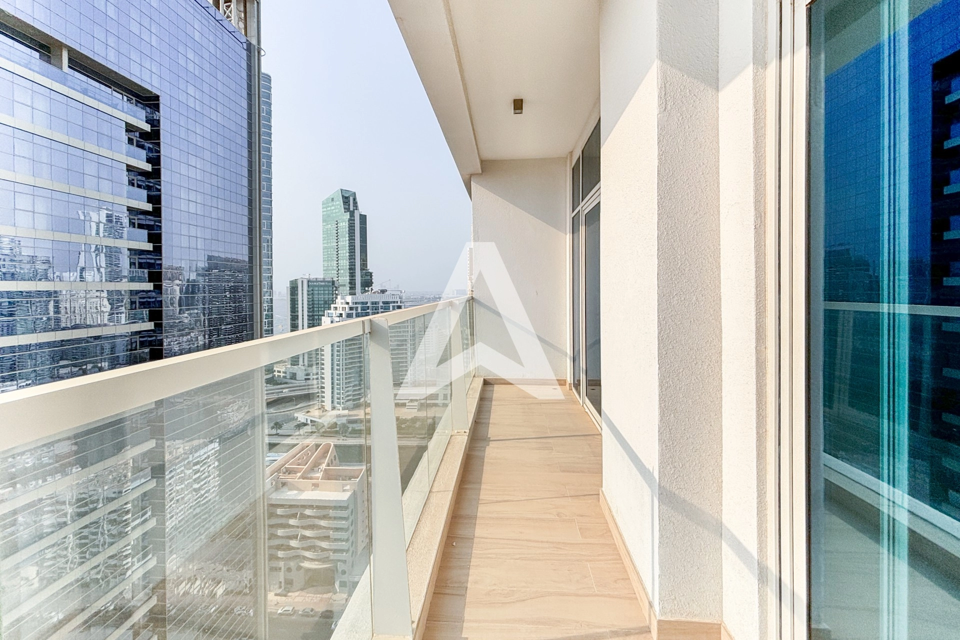 Displayed image from the thumbnail slider