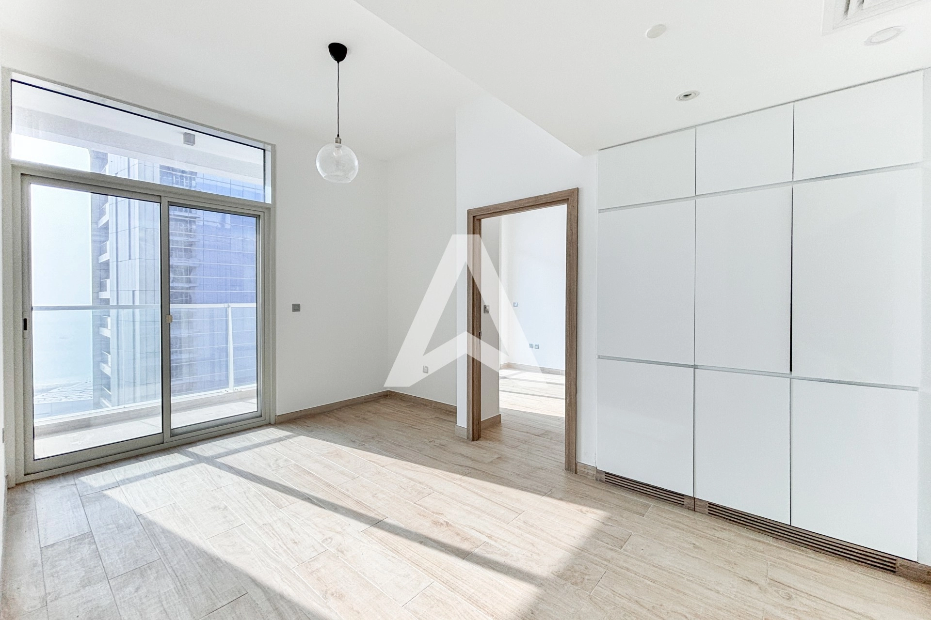 Displayed image from the thumbnail slider