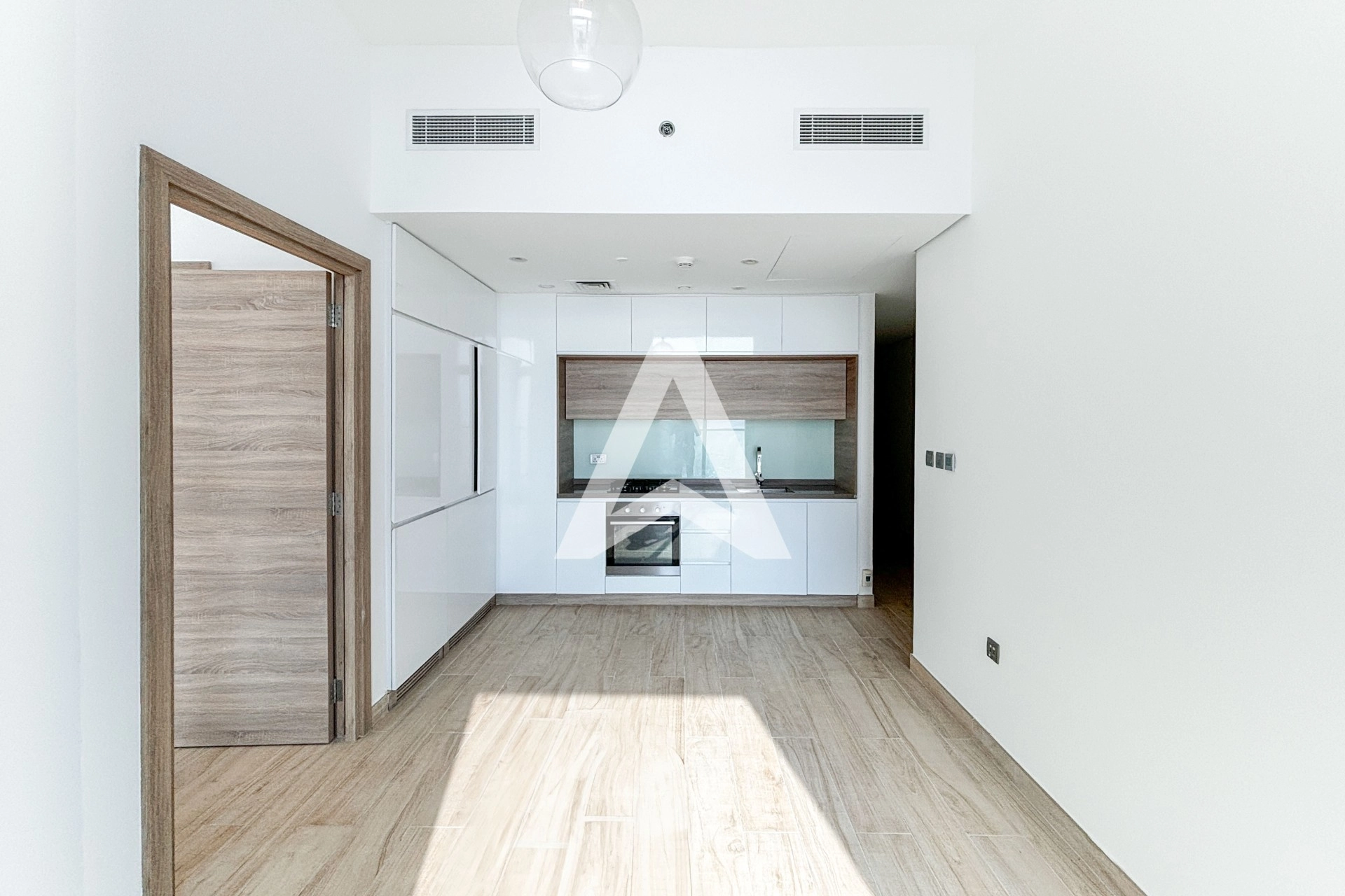 Displayed image from the thumbnail slider