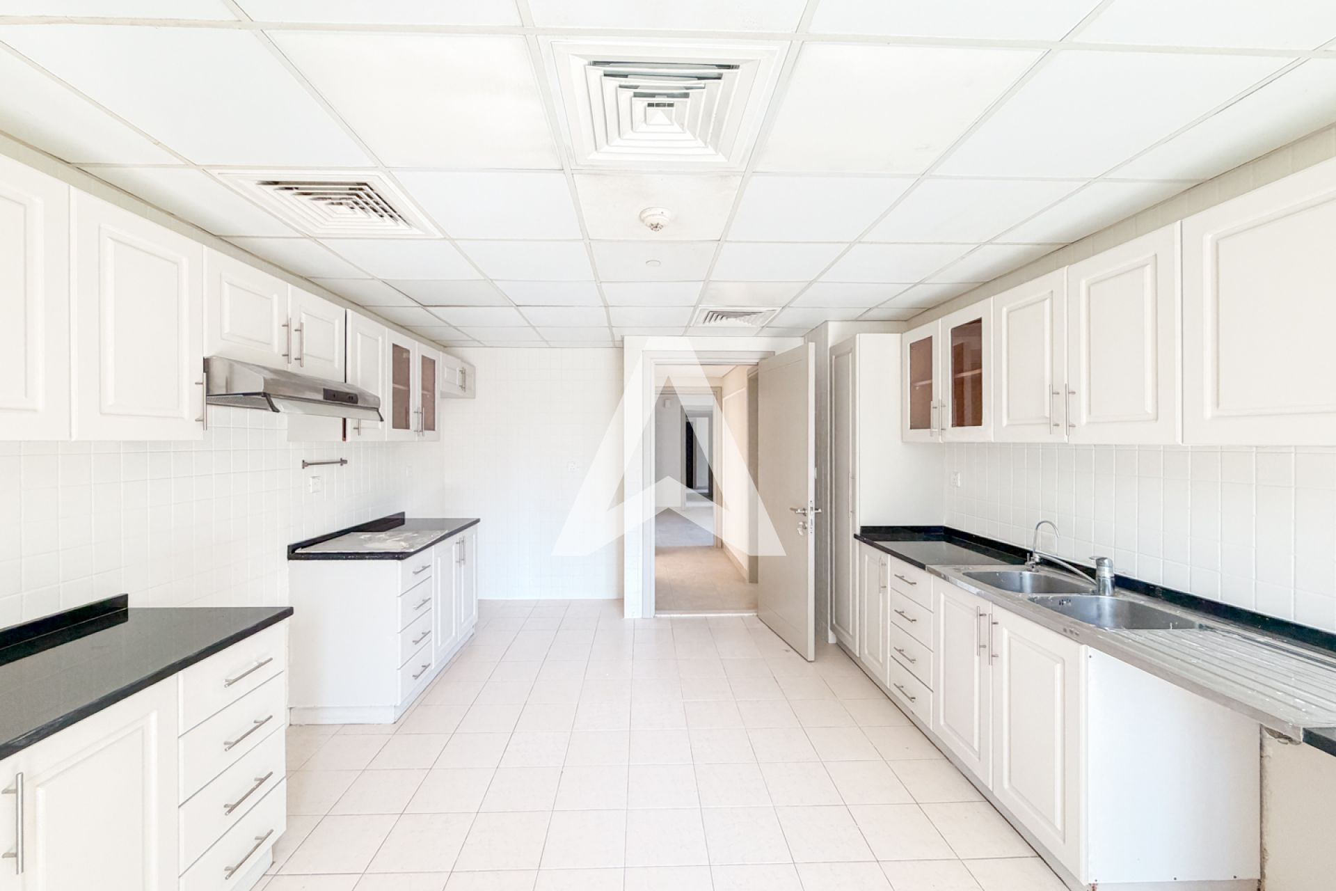 Displayed image from the thumbnail slider