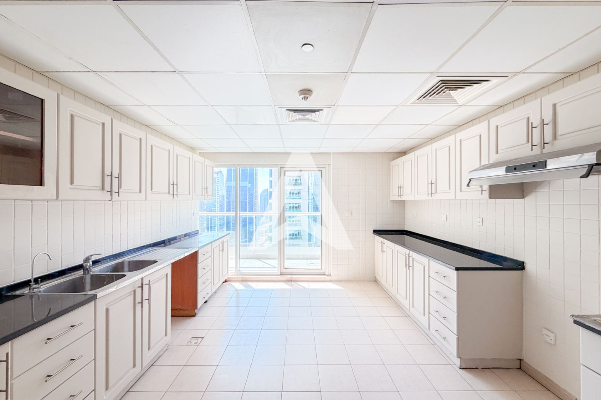 Displayed image from the thumbnail slider