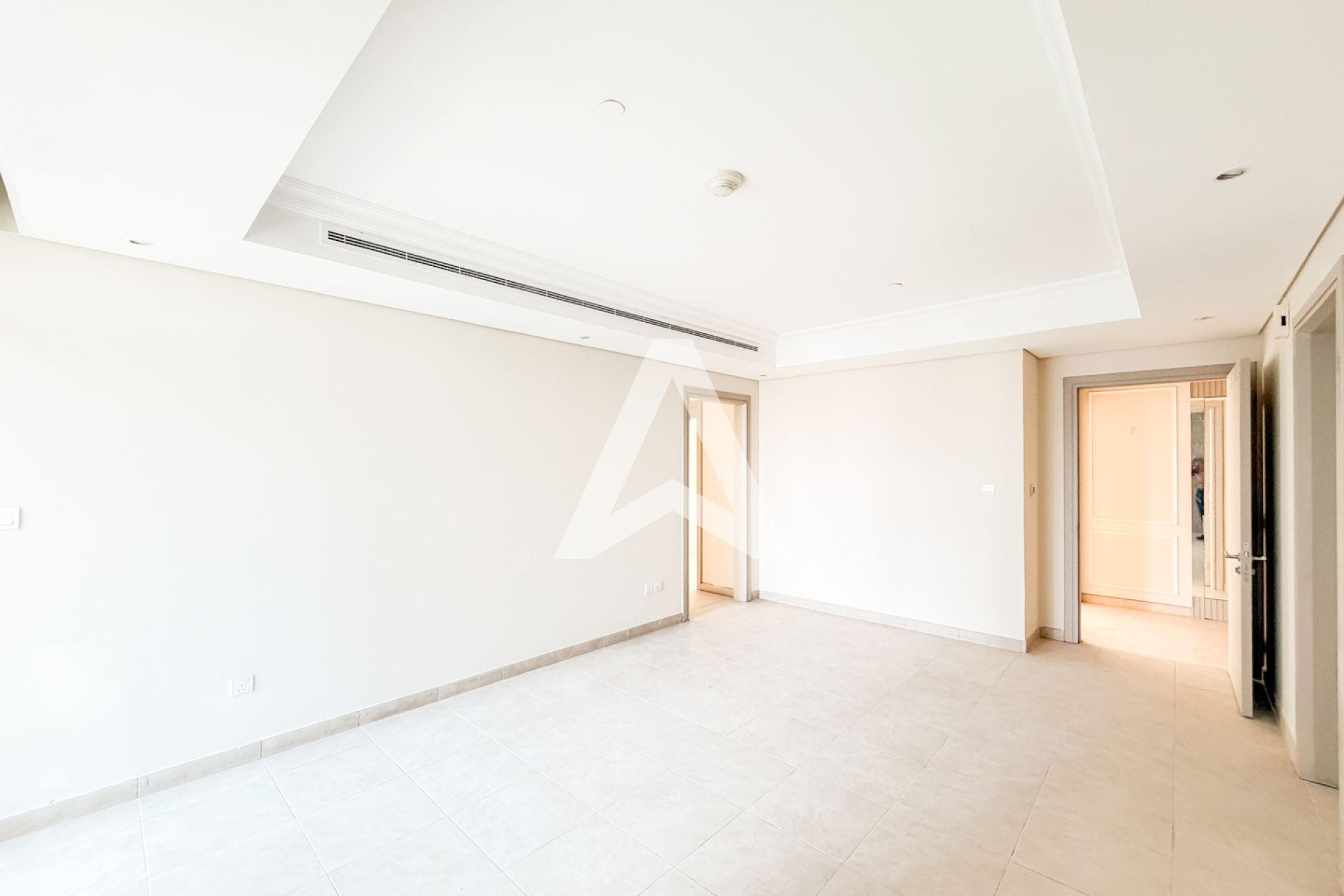 Displayed image from the thumbnail slider