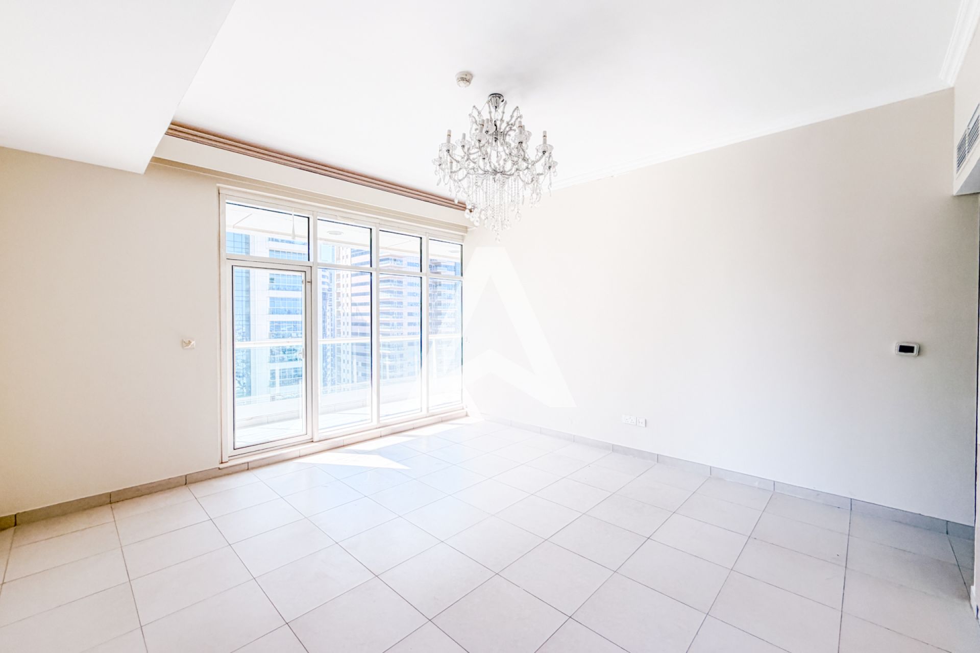 Displayed image from the thumbnail slider