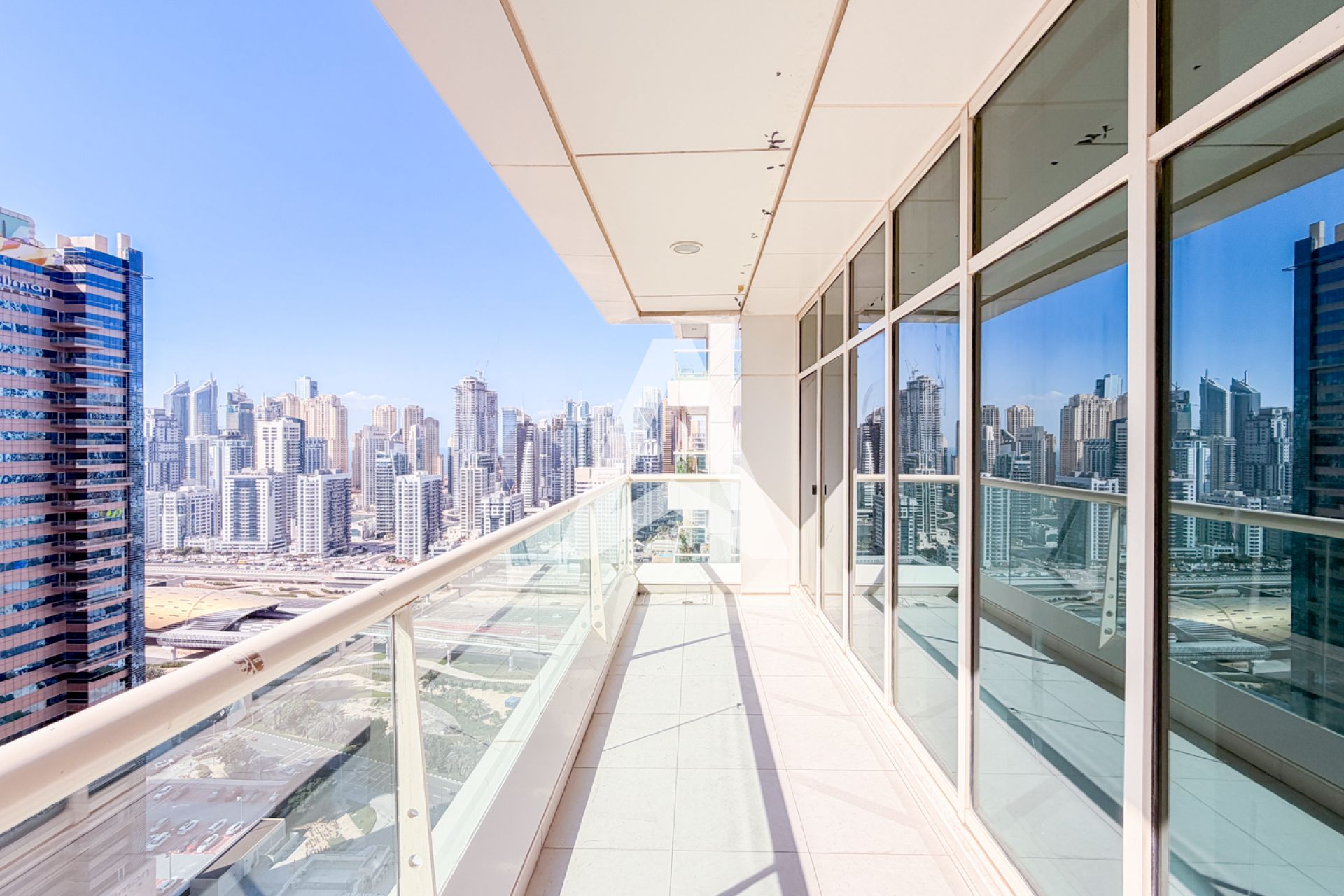 Displayed image from the thumbnail slider