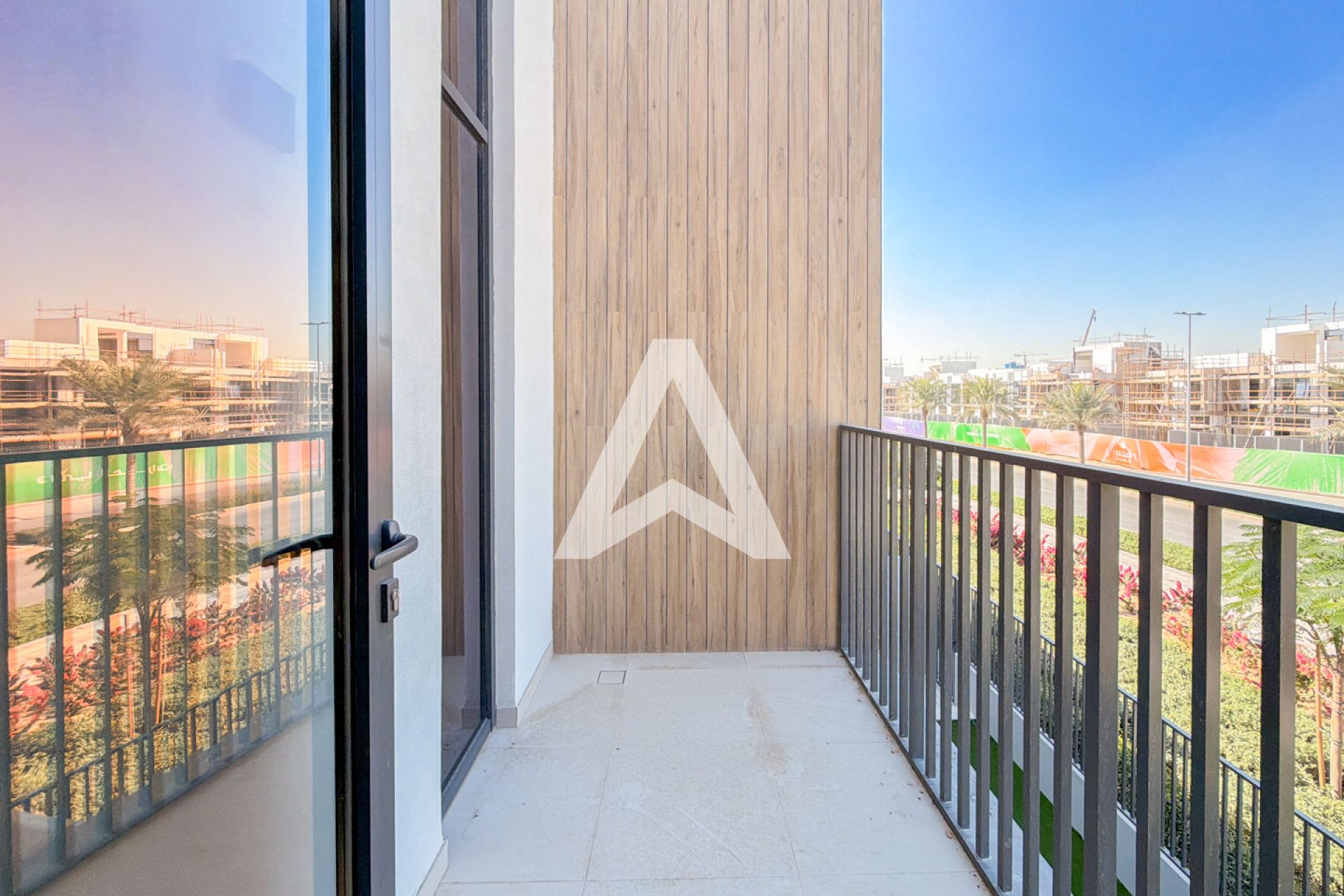 Displayed image from the thumbnail slider