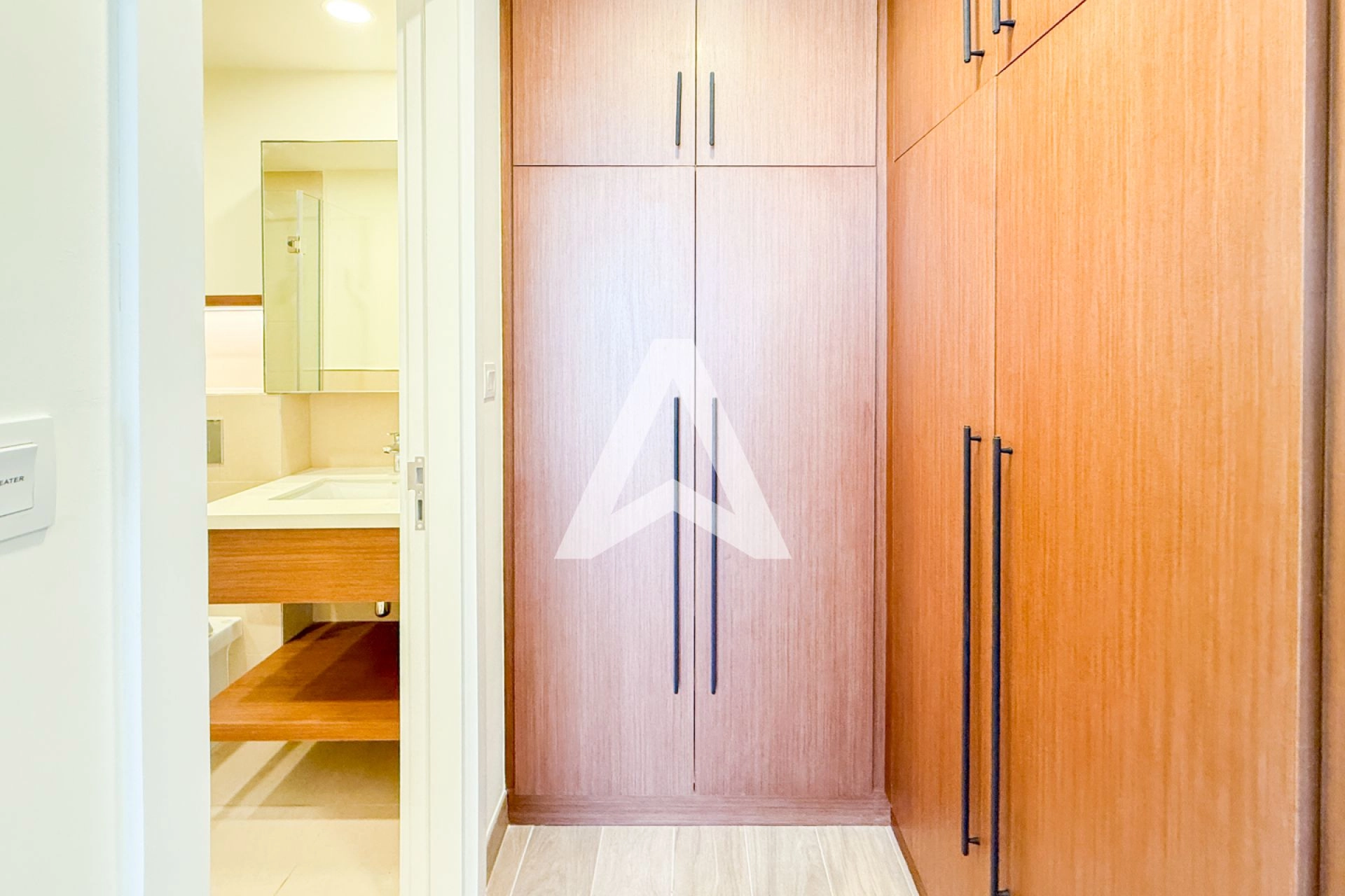 Displayed image from the thumbnail slider