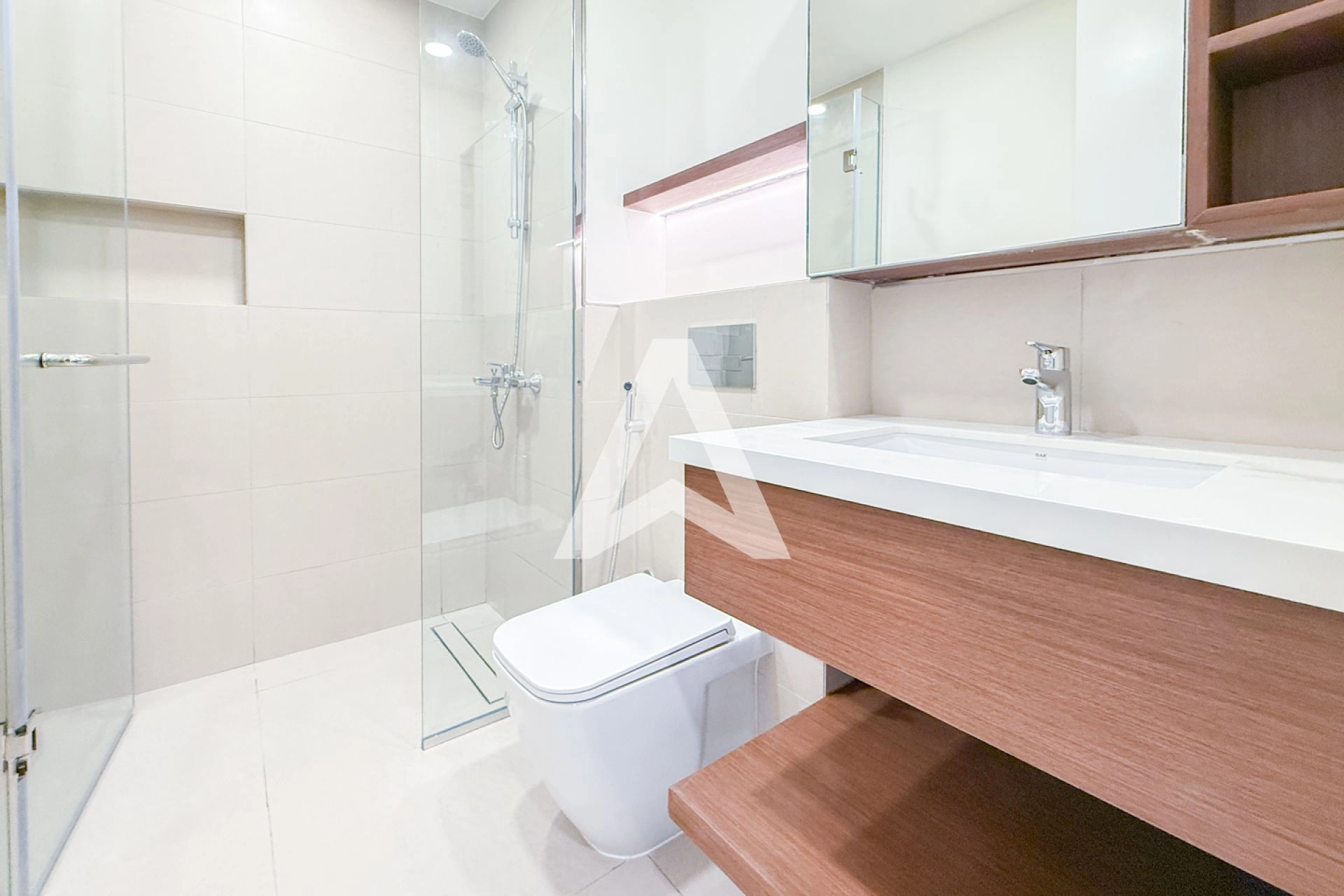 Displayed image from the thumbnail slider