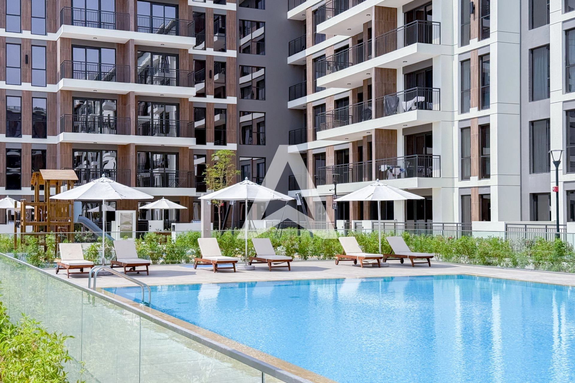 Displayed image from the thumbnail slider