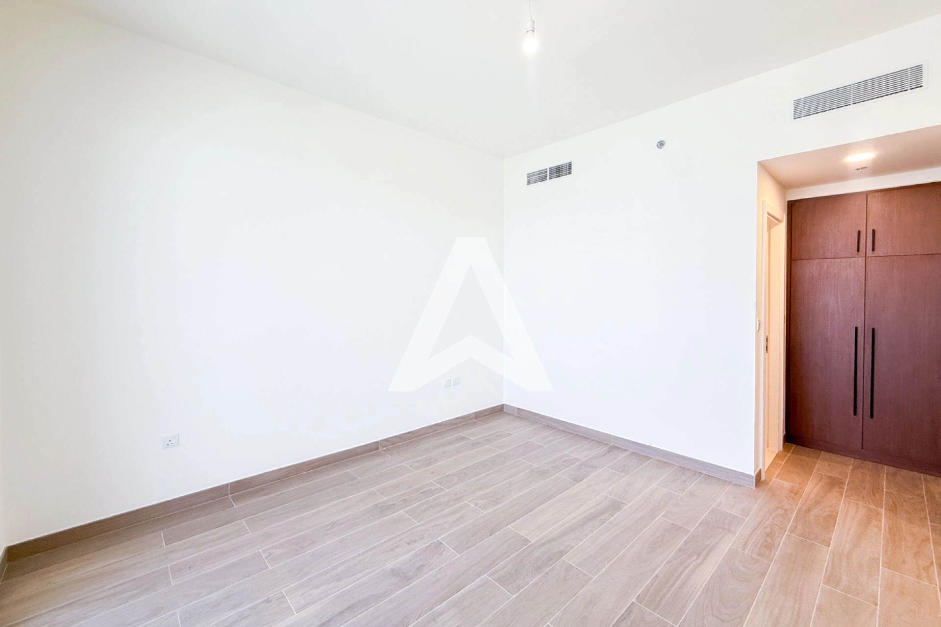 Displayed image from the thumbnail slider