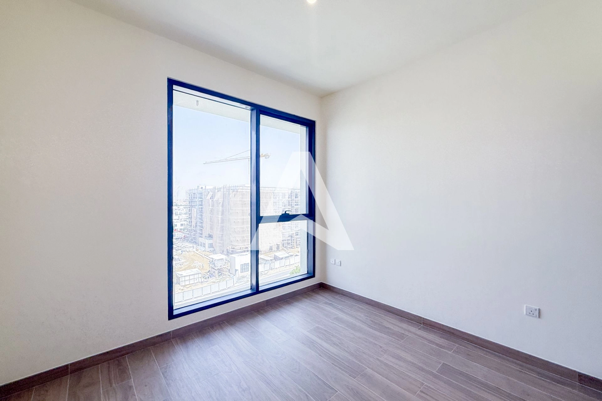 Displayed image from the thumbnail slider