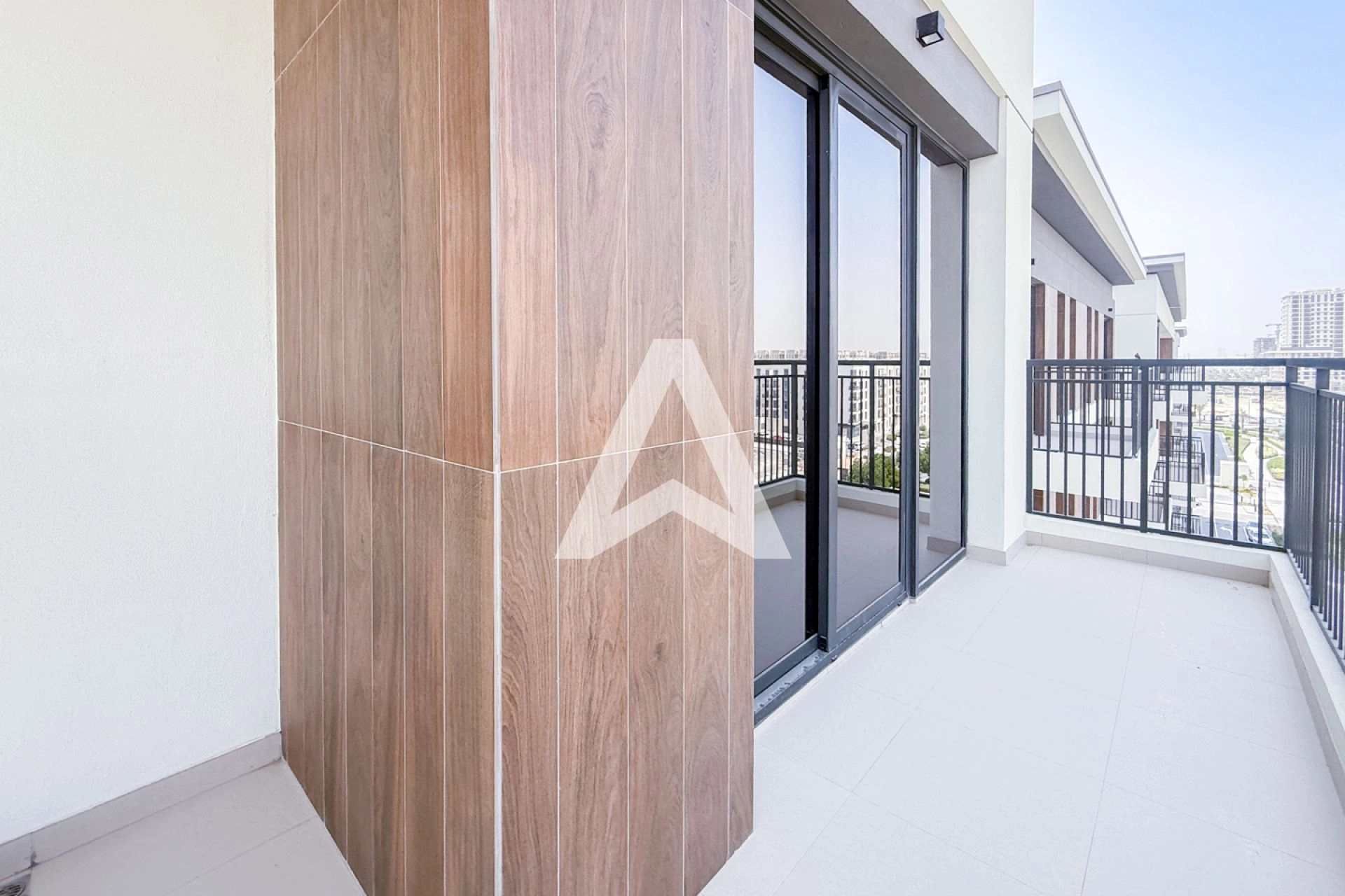 Displayed image from the thumbnail slider