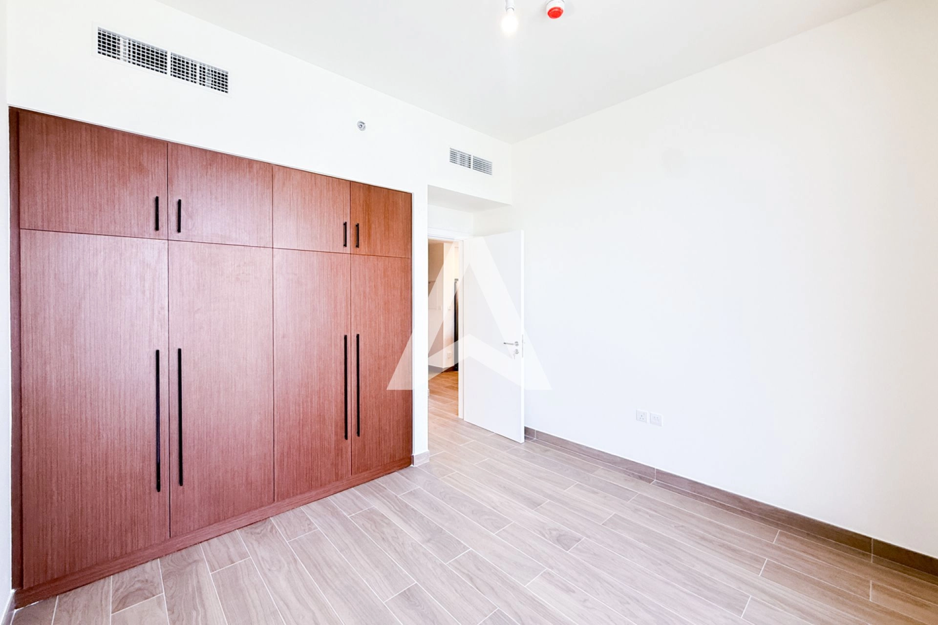 Displayed image from the thumbnail slider