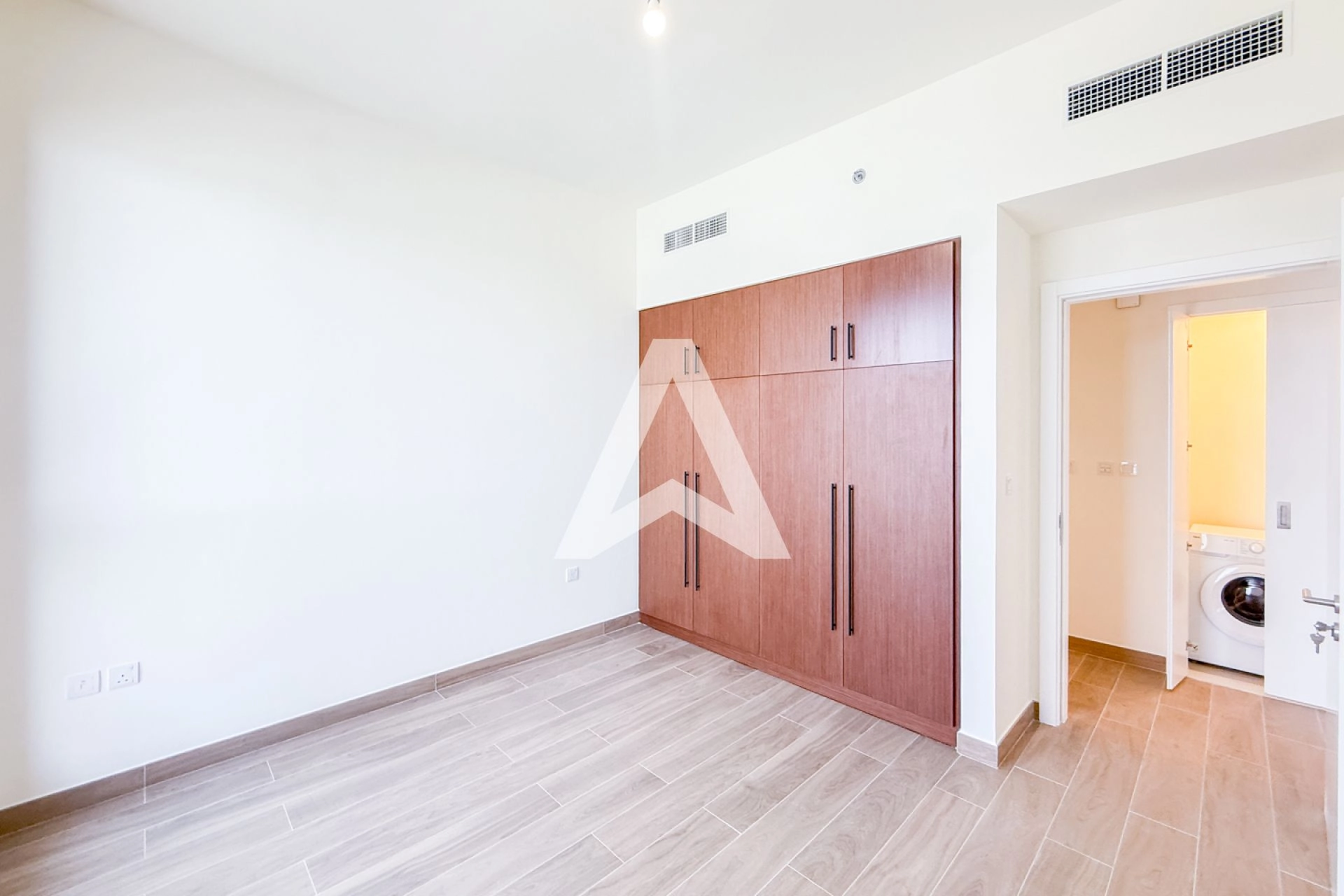 Displayed image from the thumbnail slider