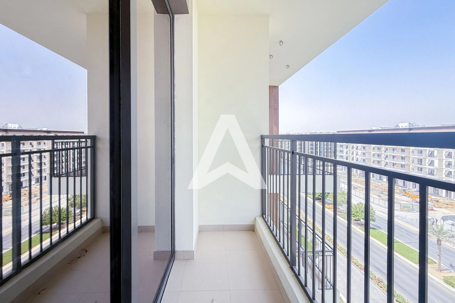 Displayed image from the thumbnail slider