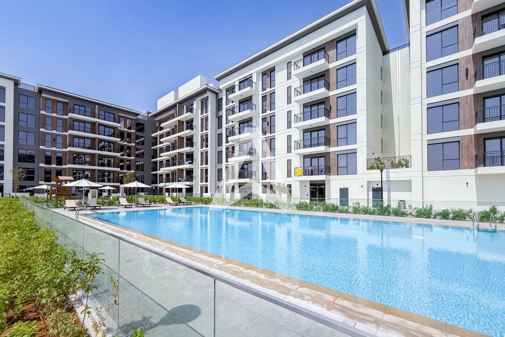 Displayed image from the thumbnail slider