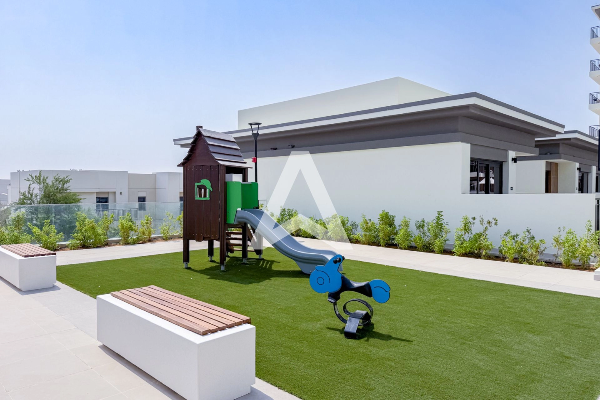 Displayed image from the thumbnail slider