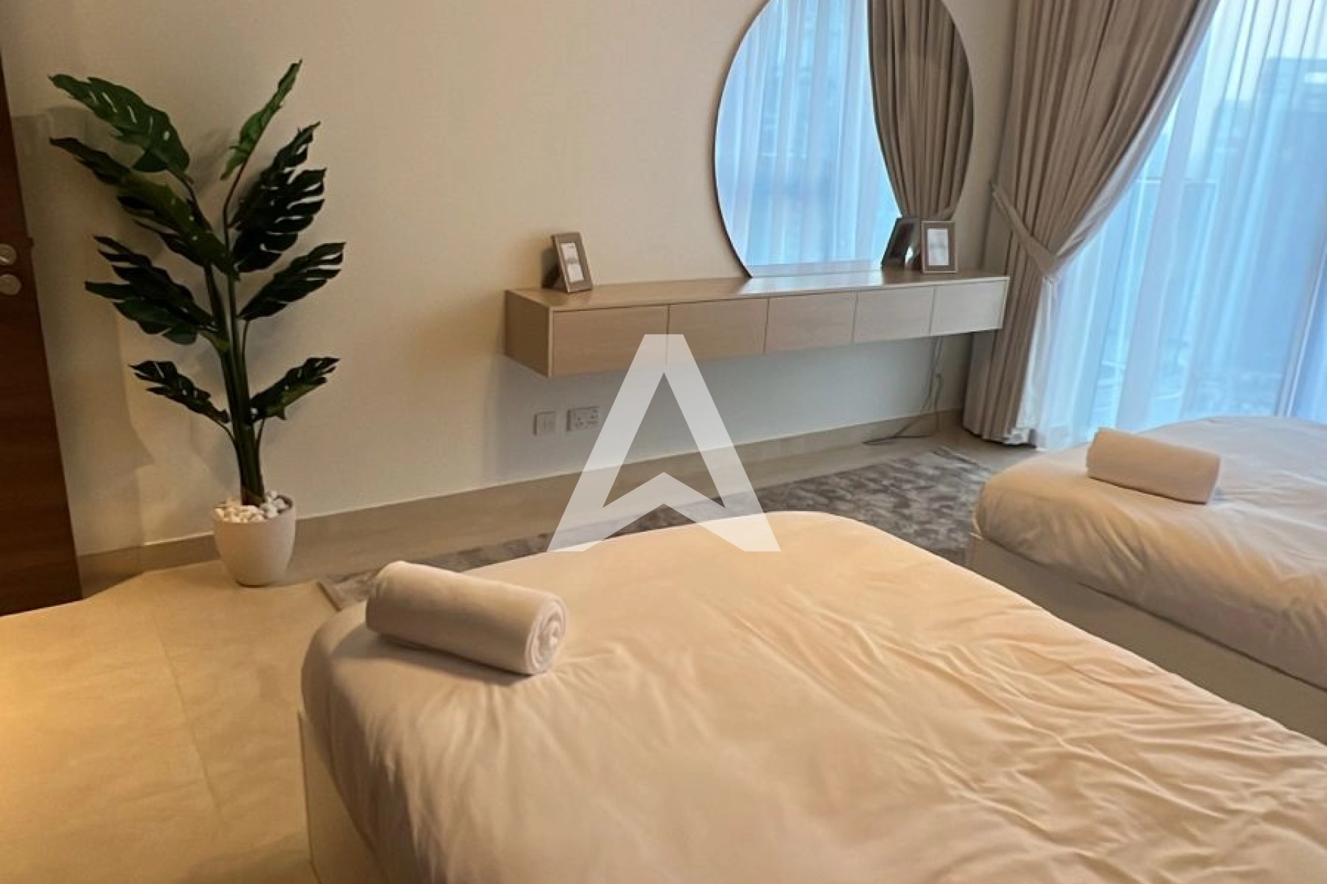 Displayed image from the thumbnail slider