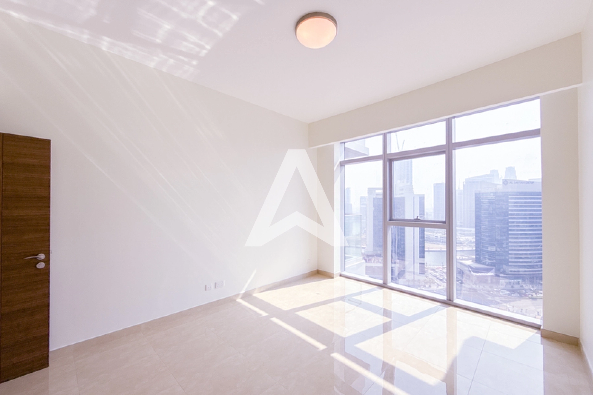 Displayed image from the thumbnail slider