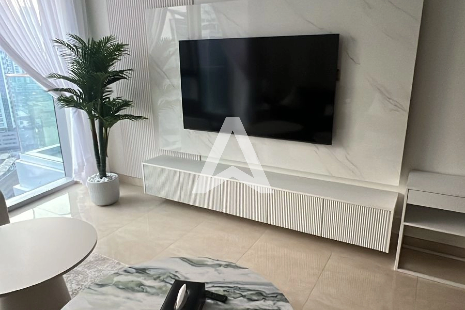 Displayed image from the thumbnail slider